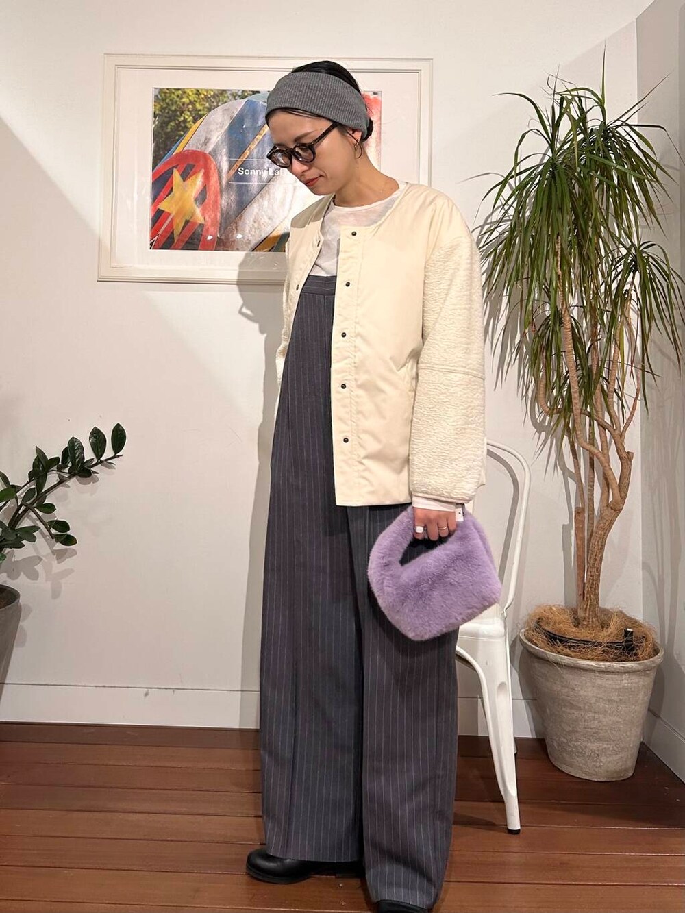 パープル系のハンドバッグ、ホワイト系のブルゾン、グレー系のサロペット/オーバーオールを着用したレディースの冬コーディネートの7枚目の写真