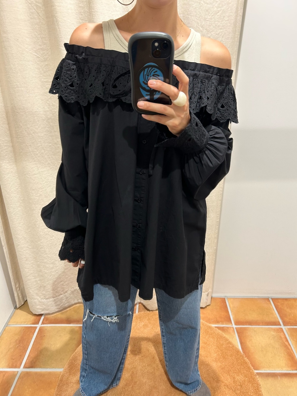 「秋っぽコーデ更新中、お出かけコーデ、秋服準備はじめました、ボリューム袖、デニム、秋コーデ、旬顔デニムコーデ、秋カラー、オフショル」｜「URBAN RESEARCH Sonny Labelのsara mallika　コットンスカラップカラーブラウス（シャツ/ブラウス、ブラック系）」を使った、yokouchiさん（骨格ナチュラル・レディース・164cm）の秋コーディネートの4枚目の写真