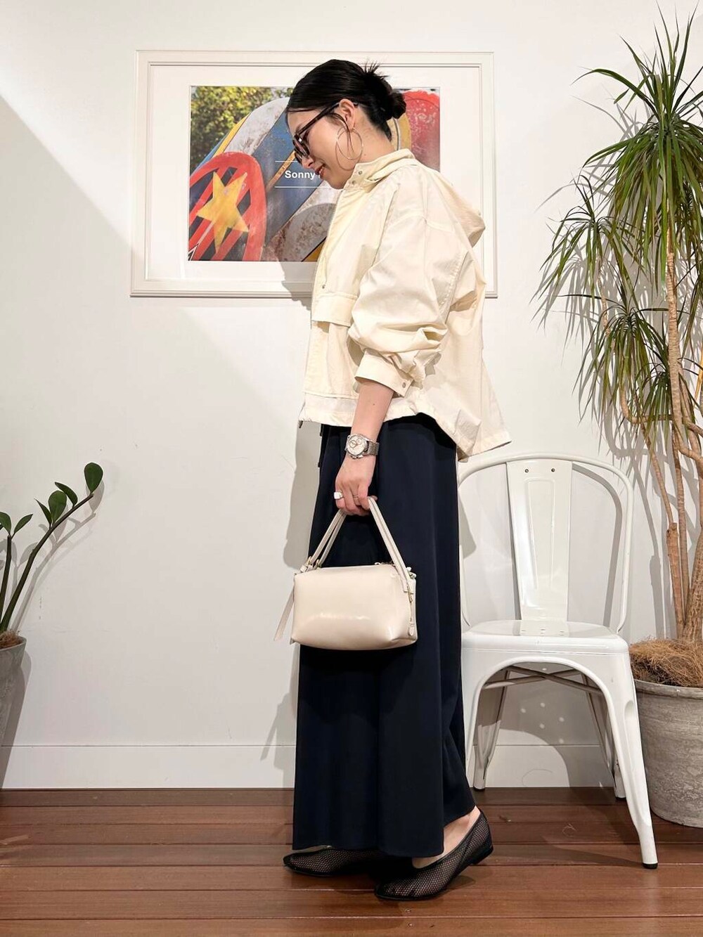 「シンプル、大人カジュアル、ママコーデ、アラフォーコーデ、楽ちん、30代コーデ、高身長、アラフォー、イエベ、骨格ナチュラル、ママの体型カバー_骨盤、ママの体型カバー、イエベ×骨格ナチュラル、春のジャケットコーデ」|「VIOLAd'OROのVIOLAd’ORO VOGUE V-1566(ハンドバッグ、ホワイト系)」を使った、横内さん(レディース・164cm)の春コーディネートの5枚目の写真