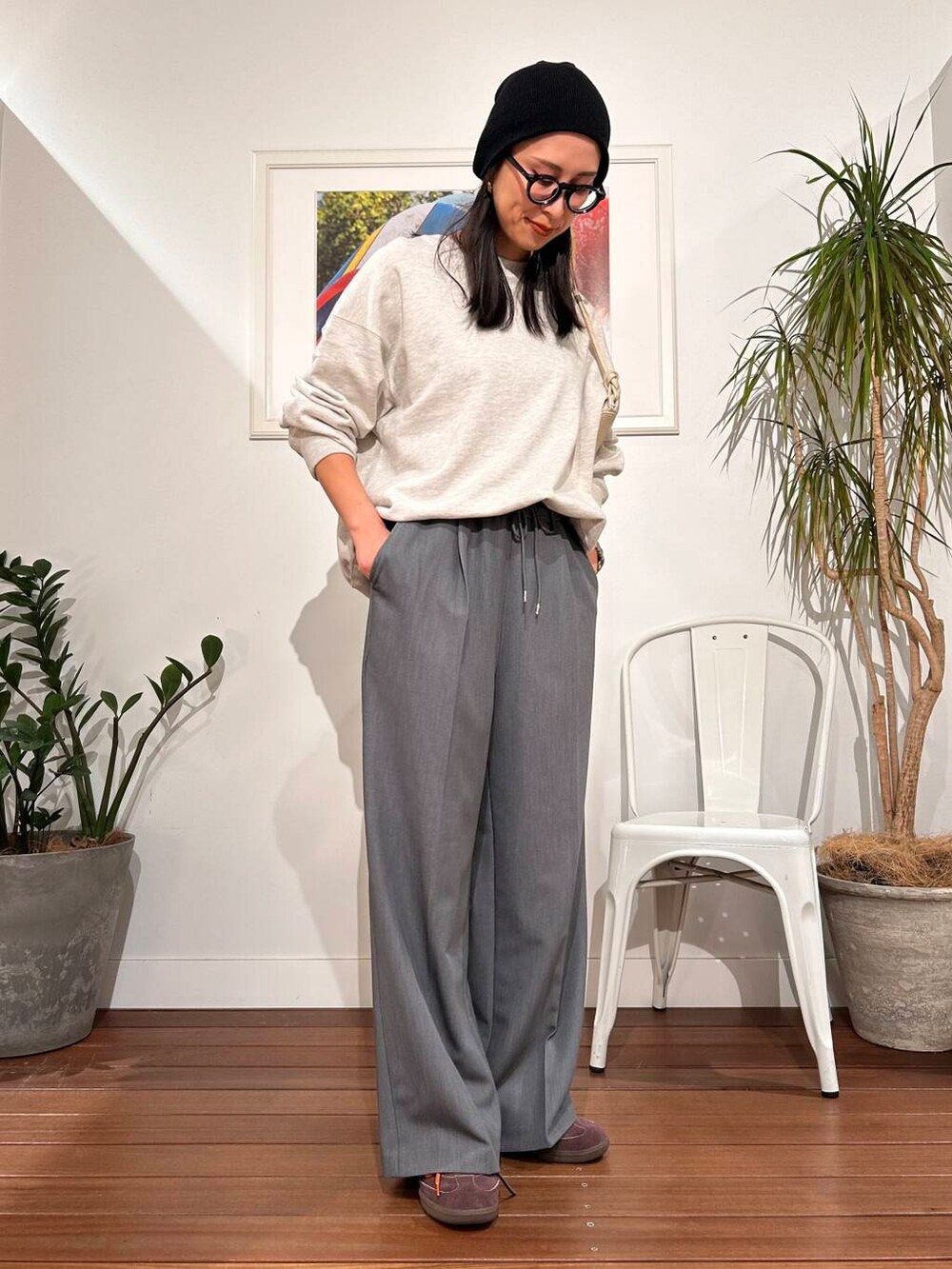「シンプル、大人カジュアル、ママコーデ、アラフォーコーデ、楽ちん、30代コーデ、高身長、アラフォー、イエベ、骨格ナチュラル、ママの体型カバー_骨盤、ママの体型カバー、スタッフのこれ買いました、新作スニーカーコーデ、イエベ×骨格ナチュラル」|「URBAN RESEARCH DOORSのSSロールワッチ(ニットキャップ/ビーニー、ブラック系)」を使った、横内さん(レディース・164cm)の春コーディネートの3枚目の写真