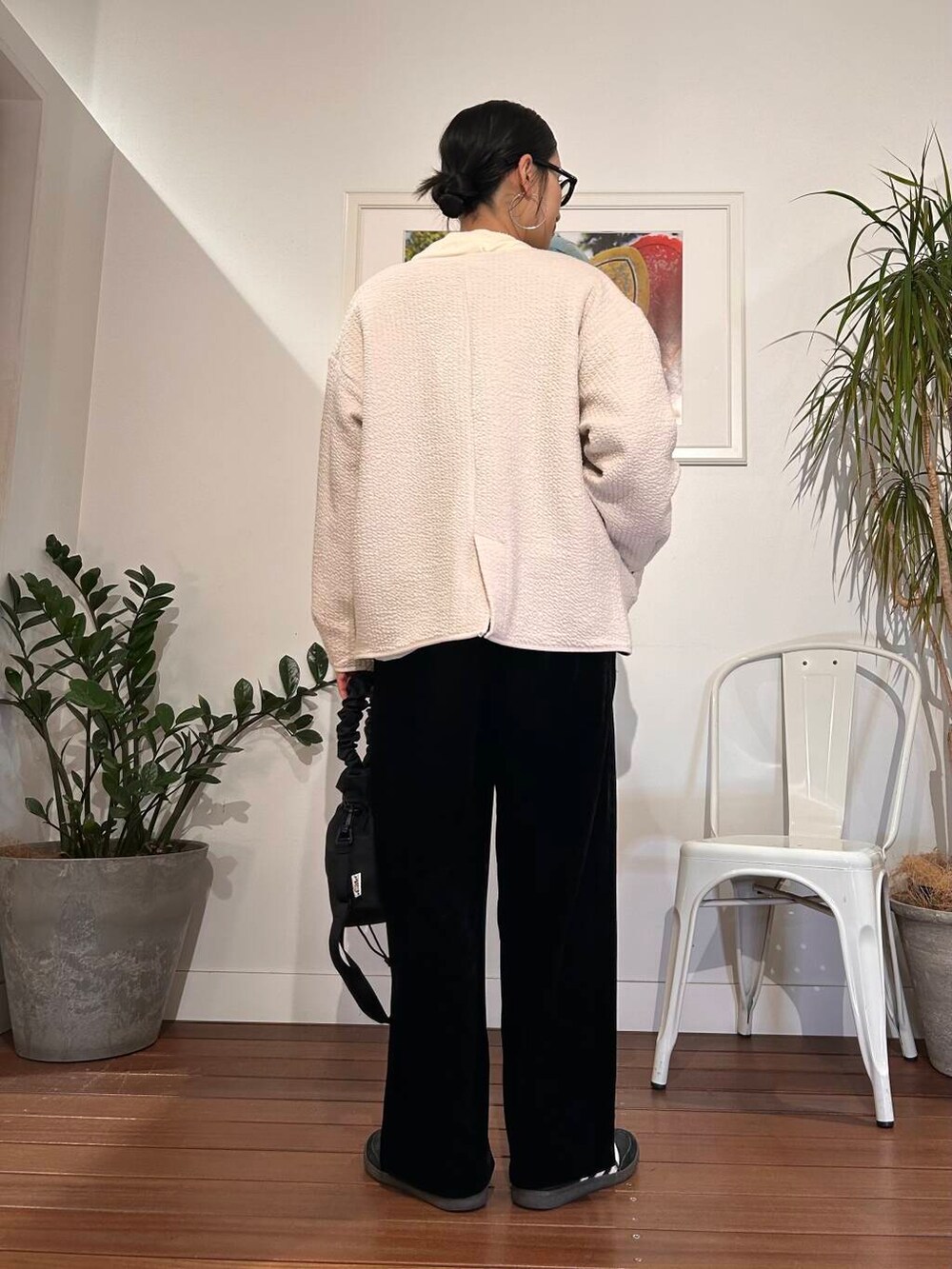 「シンプル、大人カジュアル、ママコーデ、春アウター、アラフォーコーデ、楽ちん、30代コーデ、高身長、アラフォー、イエベ、骨格ナチュラル、ママの体型カバー_骨盤、ママの体型カバー、高身長オススメアウター、スタッフのこれ買いました」|「URBAN RESEARCH Sonny Labelのボールチェーンネックレス(ネックレス、シルバー系)」を使った、横内さん(レディース・164cm)の冬コーディネートの7枚目の写真