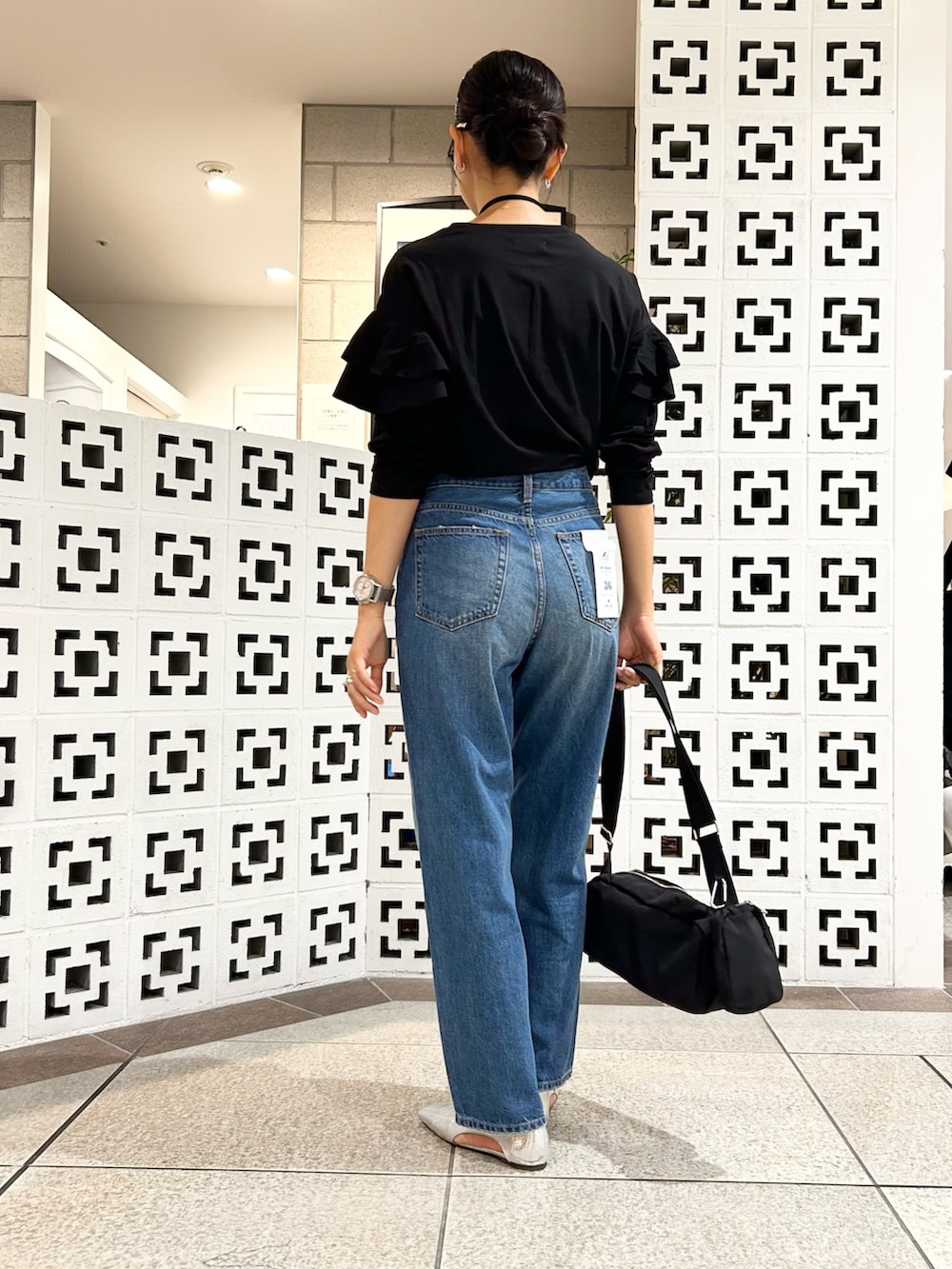 「秋服準備はじめました、シンプルコーデ、旬顔デニムコーデ、大人かわいい、秋、キレイめカジュアル、きれいめコーデ、ママファッション、秋っぽコーデ更新中」｜「URBAN RESEARCH Sonny Labelの『WEB限定』ショルダーフリルプルオーバー（Tシャツ/カットソー、ブラック系）」を使った、yokouchiさん（骨格ナチュラル・レディース・164cm）の秋コーディネートの3枚目の写真