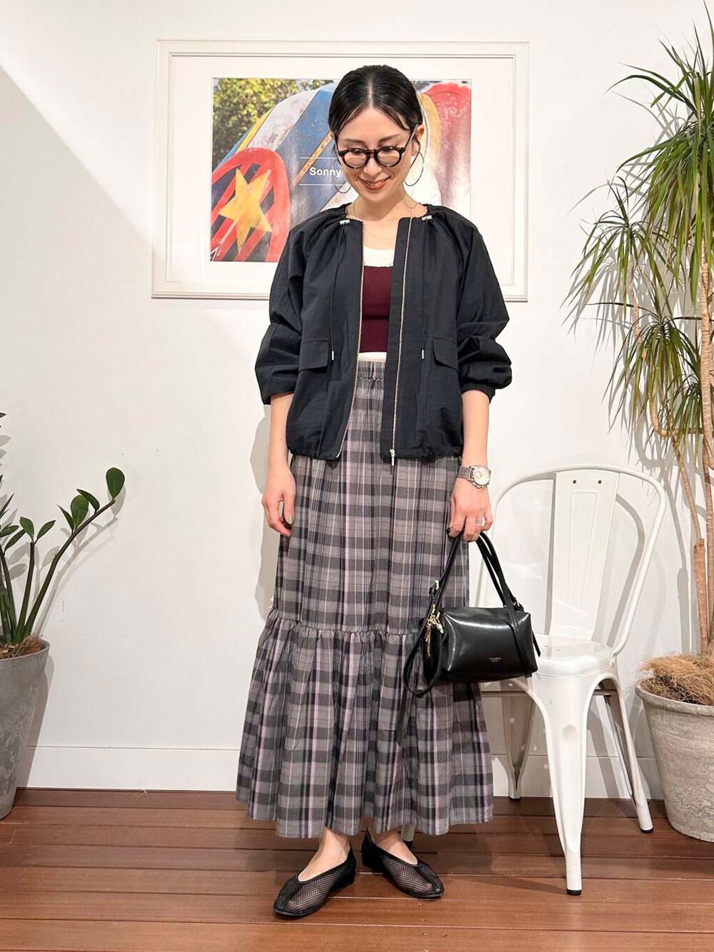 「シンプル、大人カジュアル、ママコーデ、アラフォーコーデ、楽ちん、30代コーデ、高身長、アラフォー、イエベ、骨格ナチュラル、ママの体型カバー_骨盤、ママの体型カバー、イエベ×骨格ナチュラル、春のジャケットコーデ」|「URBAN RESEARCHのambiguous Stretch Bustier(チューブトップ、レッド系)」を使った、横内さん(レディース・164cm)の春コーディネートの6枚目の写真