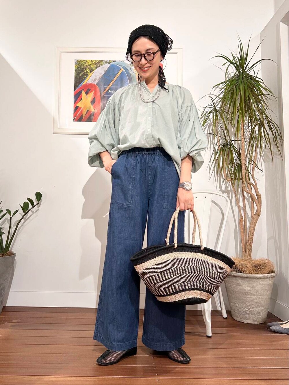 「シンプル、大人カジュアル、ママコーデ、アラフォーコーデ、楽ちん、30代コーデ、高身長、アラフォー、イエベ、骨格ナチュラル、ママの体型カバー_骨盤、ママの体型カバー、イエベ×骨格ナチュラル、ブラウスが主役の春コーデ」|「REMMEのREMME メッシュフラットシューズ(その他シューズ、ブラック系)」を使った、横内さん(レディース・164cm)の春コーディネートの5枚目の写真