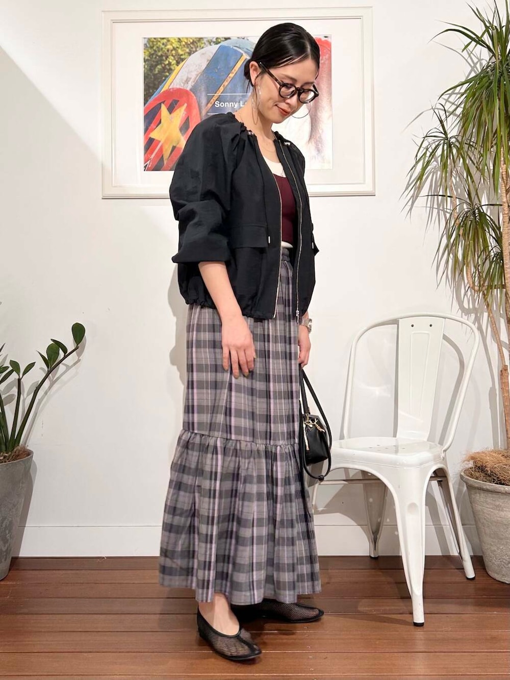 「シンプル、大人カジュアル、ママコーデ、アラフォーコーデ、楽ちん、30代コーデ、高身長、アラフォー、イエベ、骨格ナチュラル、ママの体型カバー_骨盤、ママの体型カバー、イエベ×骨格ナチュラル、春のジャケットコーデ」|「URBAN RESEARCHのambiguous Stretch Bustier(チューブトップ、レッド系)」を使った、横内さん(レディース・164cm)の春コーディネートの2枚目の写真