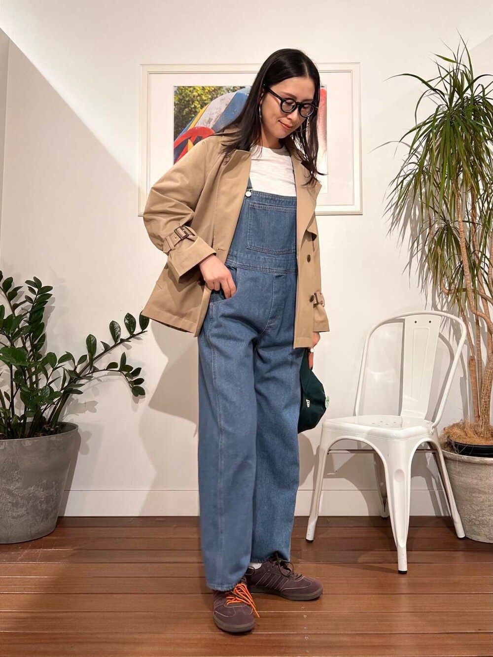 「シンプル、大人カジュアル、ママコーデ、アラフォーコーデ、楽ちん、30代コーデ、高身長、アラフォー、イエベ、骨格ナチュラル、ママの体型カバー_骨盤、ママの体型カバー、ナチュラル×イエベ春、高身長オススメアウター、スタッフのこれ買いました」|「URBAN RESEARCH Sonny Labelのデニムオーバーオール(サロペット/オーバーオール、ブルー系)」を使った、横内さん(レディース・164cm)の春コーディネートの2枚目の写真