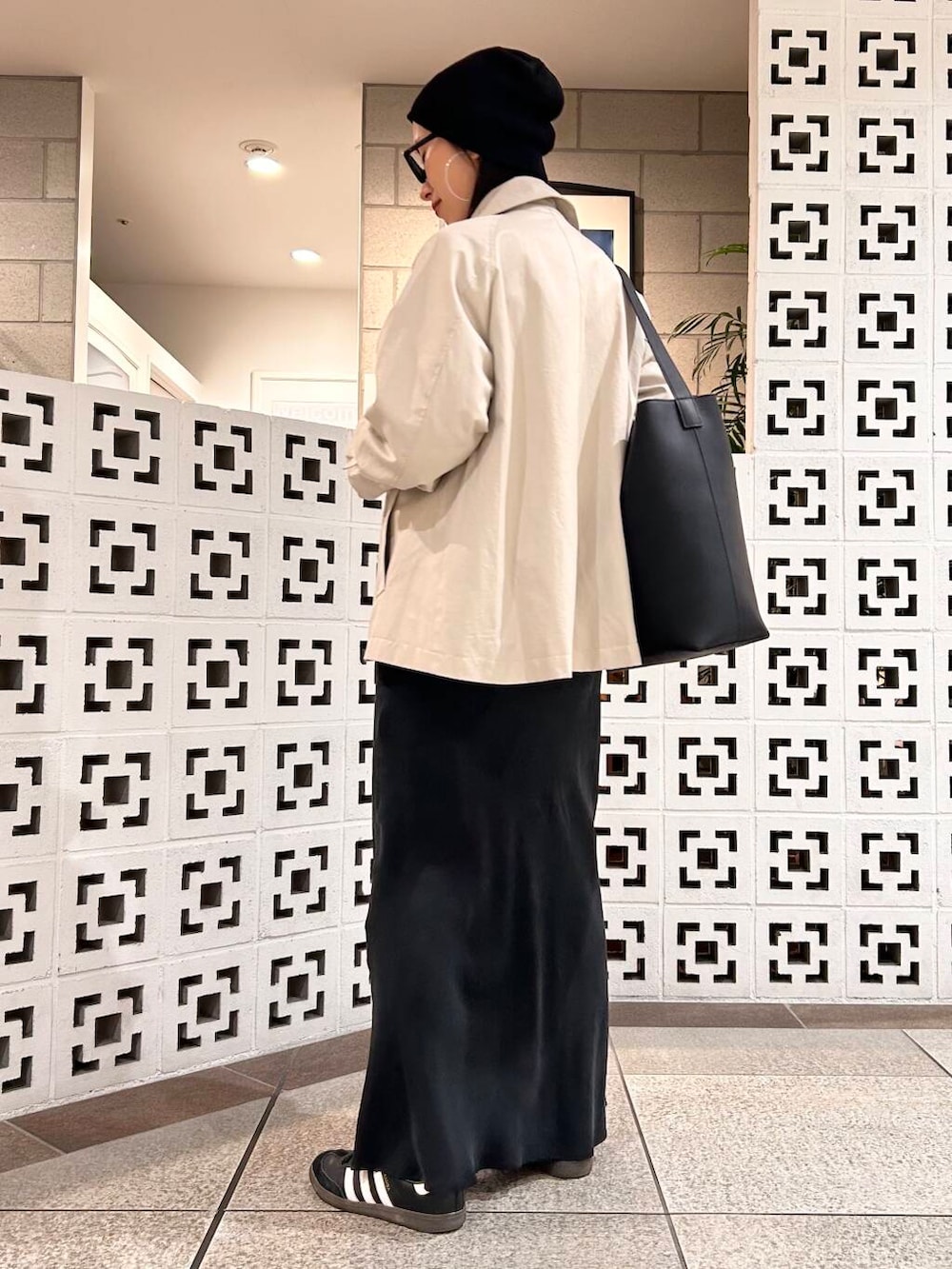 「シンプル、大人カジュアル、ママコーデ、アラフォーコーデ、楽ちん、30代コーデ、高身長、アラフォー、イエベ、骨格ナチュラル、ママの体型カバー_骨盤、ママの体型カバー、イエベ×骨格ナチュラル、春のジャケットコーデ」｜「URBAN RESEARCH Sonny Labelのワンハンドルバケツショルダーバッグ（ショルダーバッグ、ブラック系）」を使った、横内さん（レディース・164cm）の春コーディネートの4枚目の写真