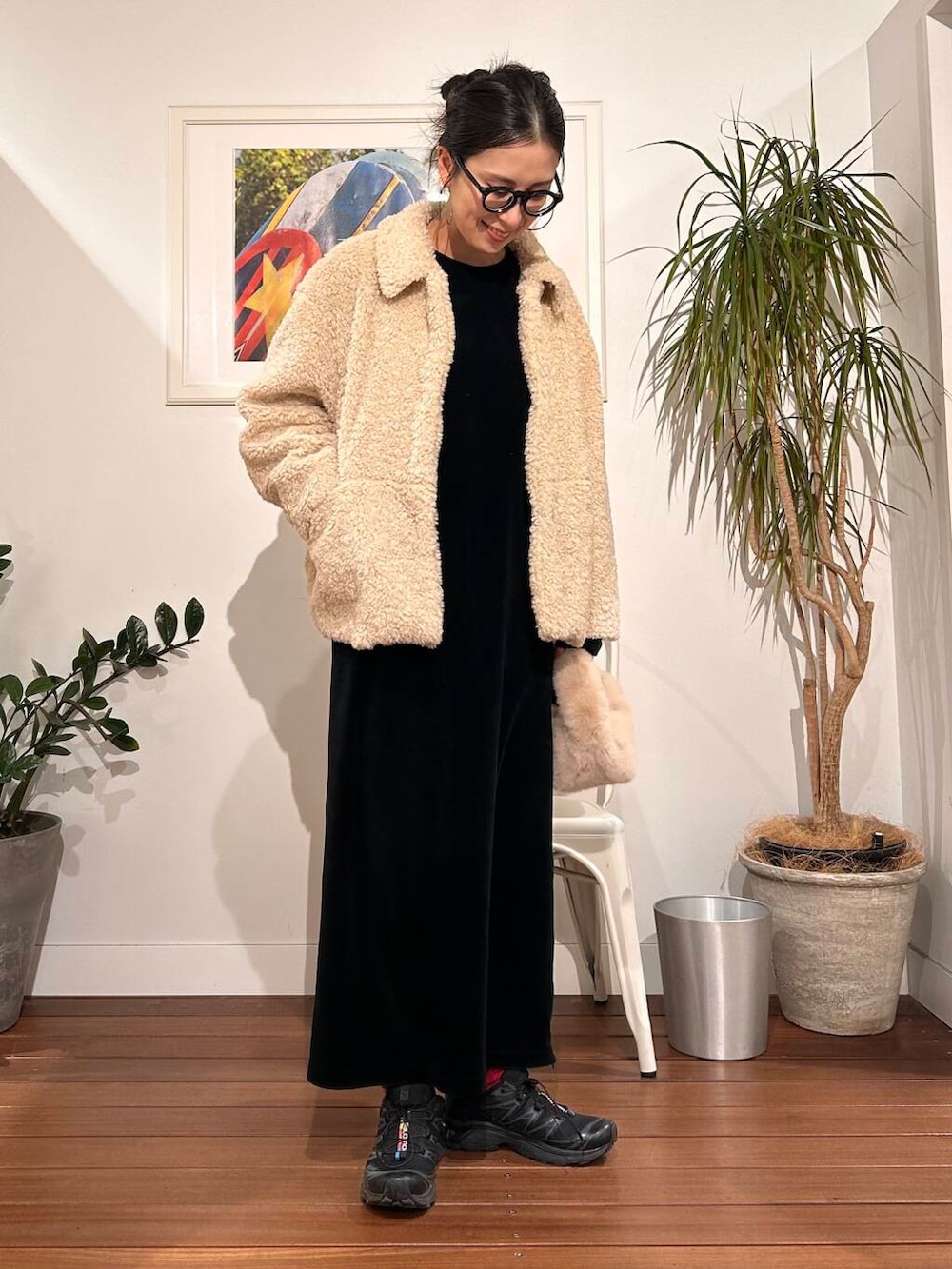 ホワイト系のブルゾン、ベージュ系のハンドバッグを着用したレディースの冬コーディネートの7枚目の写真