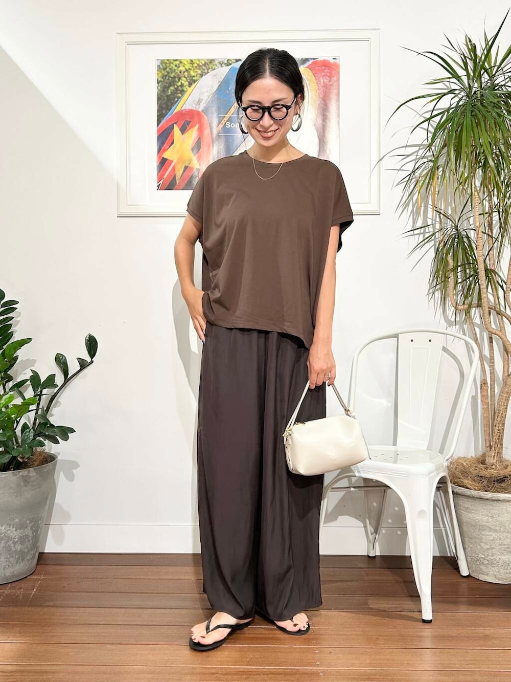 「ママコーデ、アラフォーコーデ、30代、40代、旅行コーデ、アラフォー、骨格ナチュラル、暑い、ナチュラル×きれいめ、洒落見えイージーパンツ×サンダル、私が選ぶセールアイテム25ss」｜「VIOLAd'OROのVIOLAd’ORO　VOGUE V-1566（ハンドバッグ、ホワイト系）」を使った、横内さん（レディース・164cm）の夏コーディネートの5枚目の写真