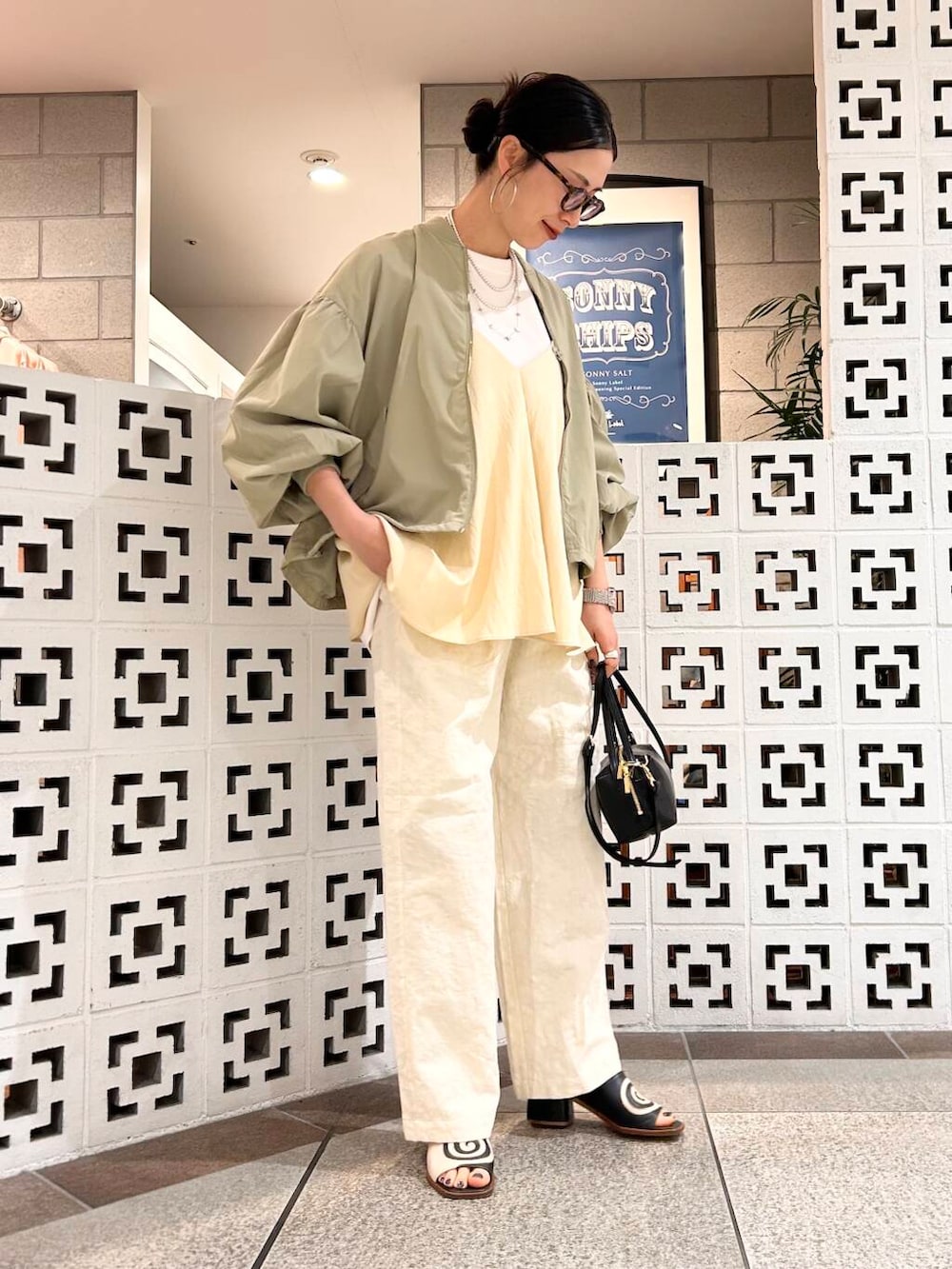 「シンプル、大人カジュアル、ママコーデ、アラフォーコーデ、楽ちん、30代コーデ、高身長、アラフォー、イエベ、骨格ナチュラル、ママの体型カバー_骨盤、ママの体型カバー、春アウターコーデ、イエベ×骨格ナチュラル」|「VIOLAd'OROのVIOLAd’ORO VOGUE V-1566(ハンドバッグ、ブラック系)」を使った、横内さん(レディース・164cm)の春コーディネートの4枚目の写真