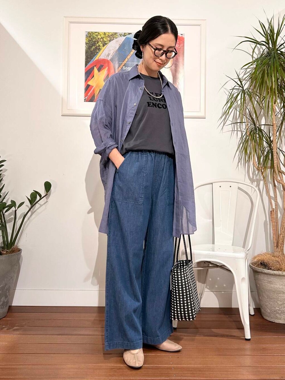 「シンプル、大人カジュアル、ママコーデ、アラフォーコーデ、30代、楽ちん、30代コーデ、高身長、アラフォー、紫外線対策、イエベ、骨格ナチュラル、ママの体型カバー_骨盤、ママの体型カバー、イエベ×骨格ナチュラル」｜「URBAN RESEARCH DOORSのラミーコットンビックシャツ（シャツ/ブラウス、ブルー系）」を使った、横内さん（レディース・164cm）の春コーディネートの2枚目の写真