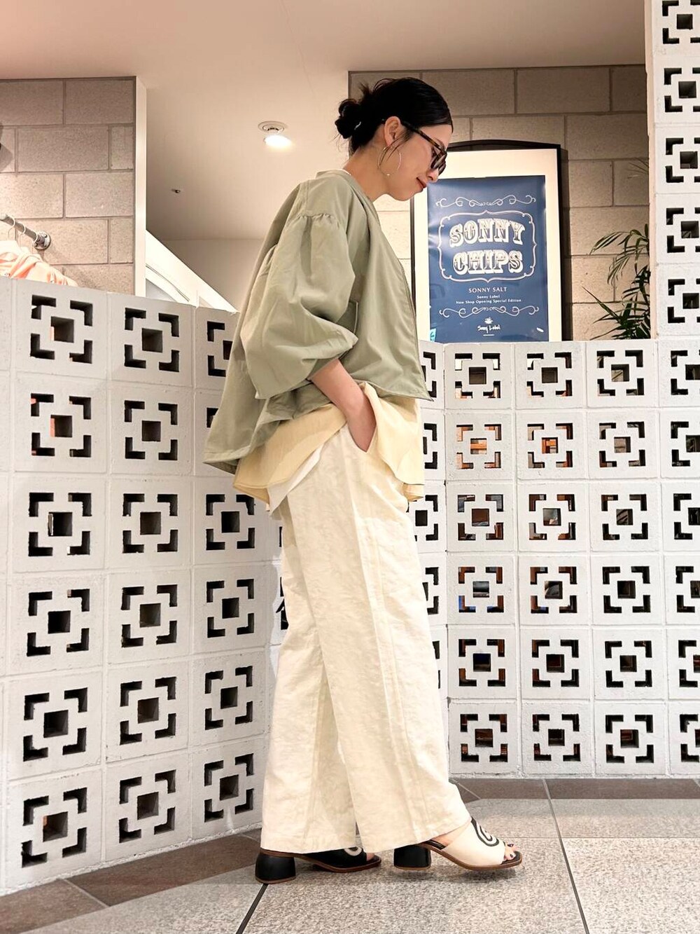 「シンプル、大人カジュアル、ママコーデ、アラフォーコーデ、楽ちん、30代コーデ、高身長、アラフォー、イエベ、骨格ナチュラル、ママの体型カバー_骨盤、ママの体型カバー、春アウターコーデ、イエベ×骨格ナチュラル」|「VIOLAd'OROのVIOLAd’ORO VOGUE V-1566(ハンドバッグ、ブラック系)」を使った、横内さん(レディース・164cm)の春コーディネートの6枚目の写真