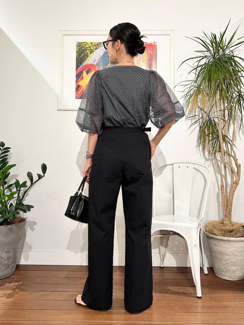 「ママコーデ、アラフォーコーデ、30代、40代、旅行コーデ、アラフォー、骨格ナチュラル、暑い、ナチュラル×高身長、夏の快適通勤コーデ、ナチュラル×きれいめ」｜「VIOLAd'OROのVIOLAd’ORO　VOGUE V-1566（ハンドバッグ、ブラック系）」を使った、横内さん（レディース・164cm）の夏コーディネートの3枚目の写真