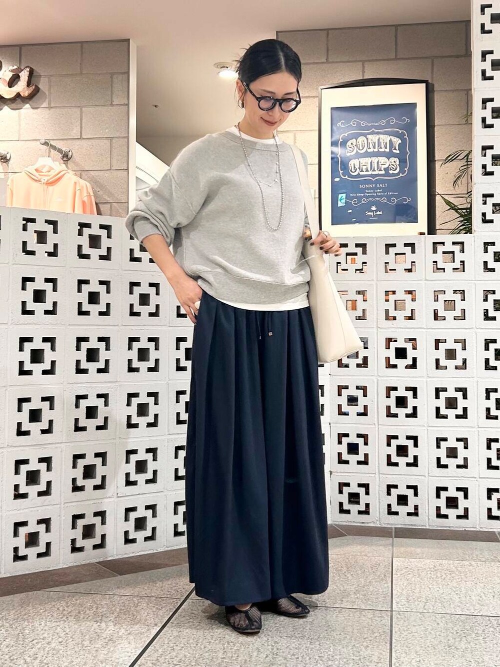 「シンプル、大人カジュアル、ママコーデ、アラフォーコーデ、楽ちん、30代コーデ、高身長、アラフォー、イエベ、春カラーコーデ、骨格ナチュラル、ママの体型カバー_骨盤、ママの体型カバー、イエベ×骨格ナチュラル」|「URBAN RESEARCH DOORSのリネン混シアーロングTシャツ(Tシャツ/カットソー、ホワイト系)」を使った、横内さん(レディース・164cm)の春コーディネートの2枚目の写真