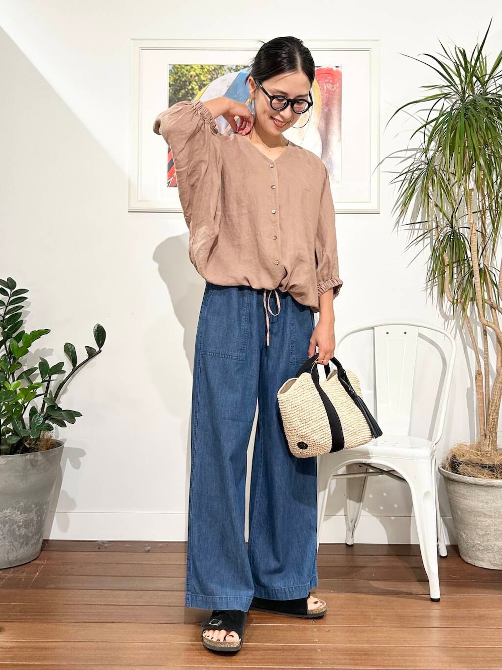 「ママコーデ、ナチュラル、夏コーデ、30代、お出かけコーデ、旅行コーデ、骨格ナチュラル、暑い、帰省コーデ、シャツが主役の夏コーデ、ナチュラル×きれいめ、私が選ぶセールアイテム25ss」｜「VIOLAd'OROのVIOLAd’ORO　SANDRO V-8087（かごバッグ、ブラック系）」を使った、横内さん（レディース・164cm）の夏コーディネートの2枚目の写真