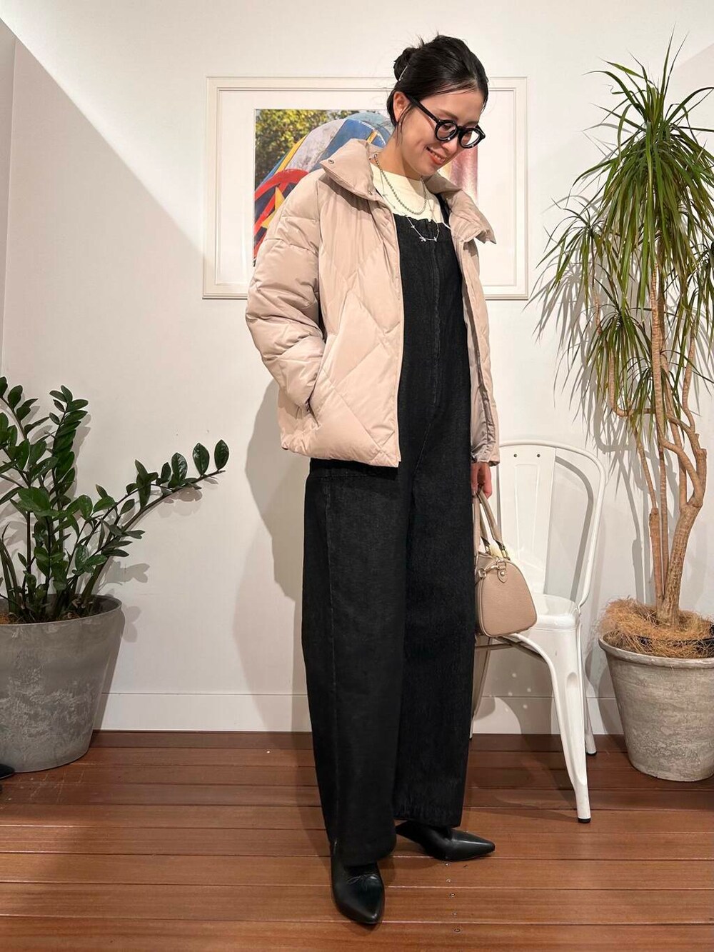 「シンプル、大人カジュアル、デニム、ママコーデ、シンプルコーデ、アラフォーコーデ、デニムシャツ、楽ちん、30代コーデ、高身長、アラフォー、イエベ、骨格ナチュラル、ママの体型カバー_骨盤、ママの体型カバー」｜「URBAN RESEARCH DOORSのデニムサロペット（サロペット/オーバーオール、ブラック系）」を使った、横内さん（レディース・164cm）の冬コーディネートの4枚目の写真