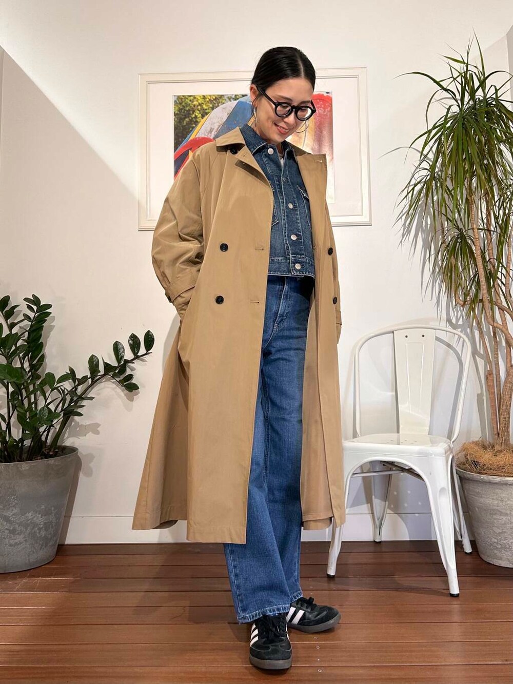 「シンプル、大人カジュアル、デニム、ママコーデ、春アウター、アラフォーコーデ、楽ちん、30代コーデ、高身長、アラフォー、イエベ、骨格ナチュラル、ママの体型カバー_骨盤、ママの体型カバー、高身長オススメアウター」｜「Healthy denimのHealthy DENIM　Dates（デニムジャケット、ブルー系）」を使った、横内さん（レディース・164cm）の冬コーディネートの4枚目の写真