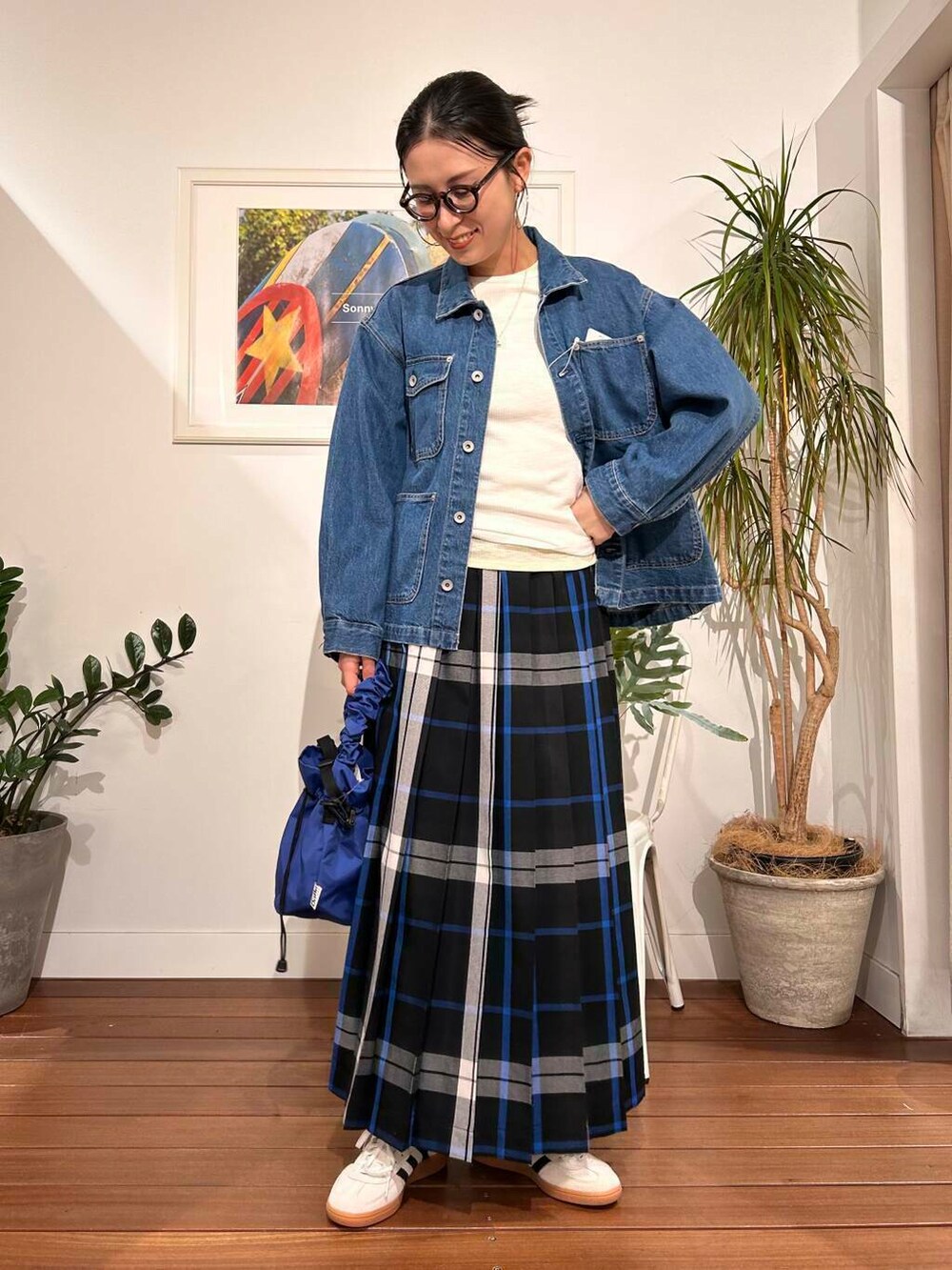 「シンプル、大人カジュアル、デニム、ママコーデ、春アウター、アラフォーコーデ、デニムシャツ、楽ちん、30代コーデ、高身長、アラフォー、イエベ、骨格ナチュラル、ママの体型カバー_骨盤、ママの体型カバー」｜「URBAN RESEARCH Sonny Labelの『低身長向けも展開』チェックプリーツイージースカート（スカート、ブラック系）」を使った、横内さん（レディース・164cm）の冬コーディネートの2枚目の写真