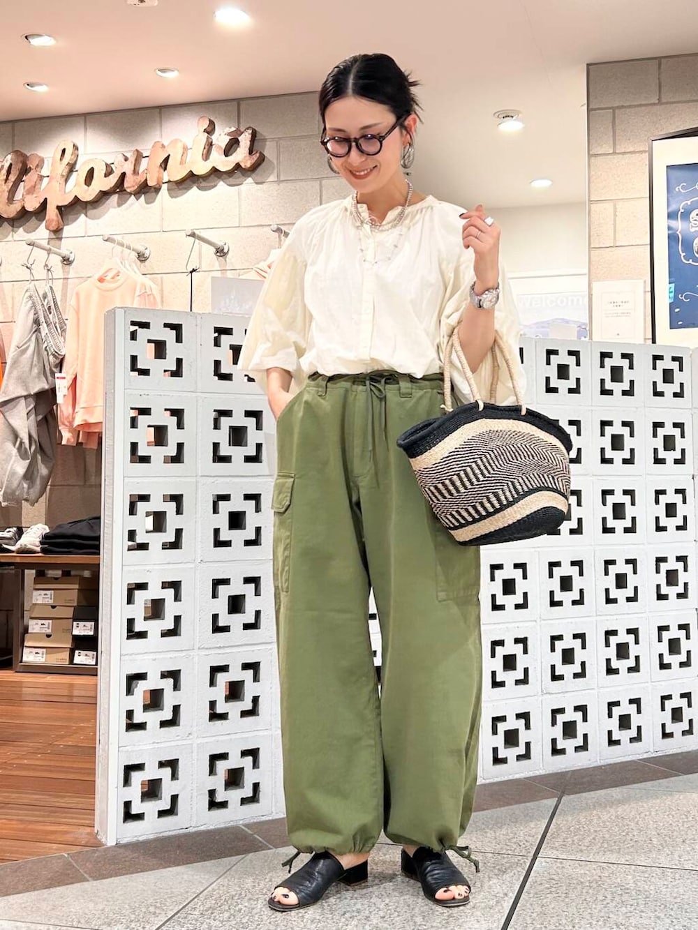 「シンプル、大人カジュアル、ママコーデ、アラフォーコーデ、楽ちん、30代コーデ、高身長、アラフォー、イエベ、骨格ナチュラル、ママの体型カバー_骨盤、ママの体型カバー、イエベ×骨格ナチュラル、ブラウスが主役の春コーデ」｜「URBAN RESEARCH Sonny Labelのエアリーコットンボイルギャザーブラウス（シャツ/ブラウス、ホワイト系）」を使った、横内さん（レディース・164cm）の春コーディネートの8枚目の写真