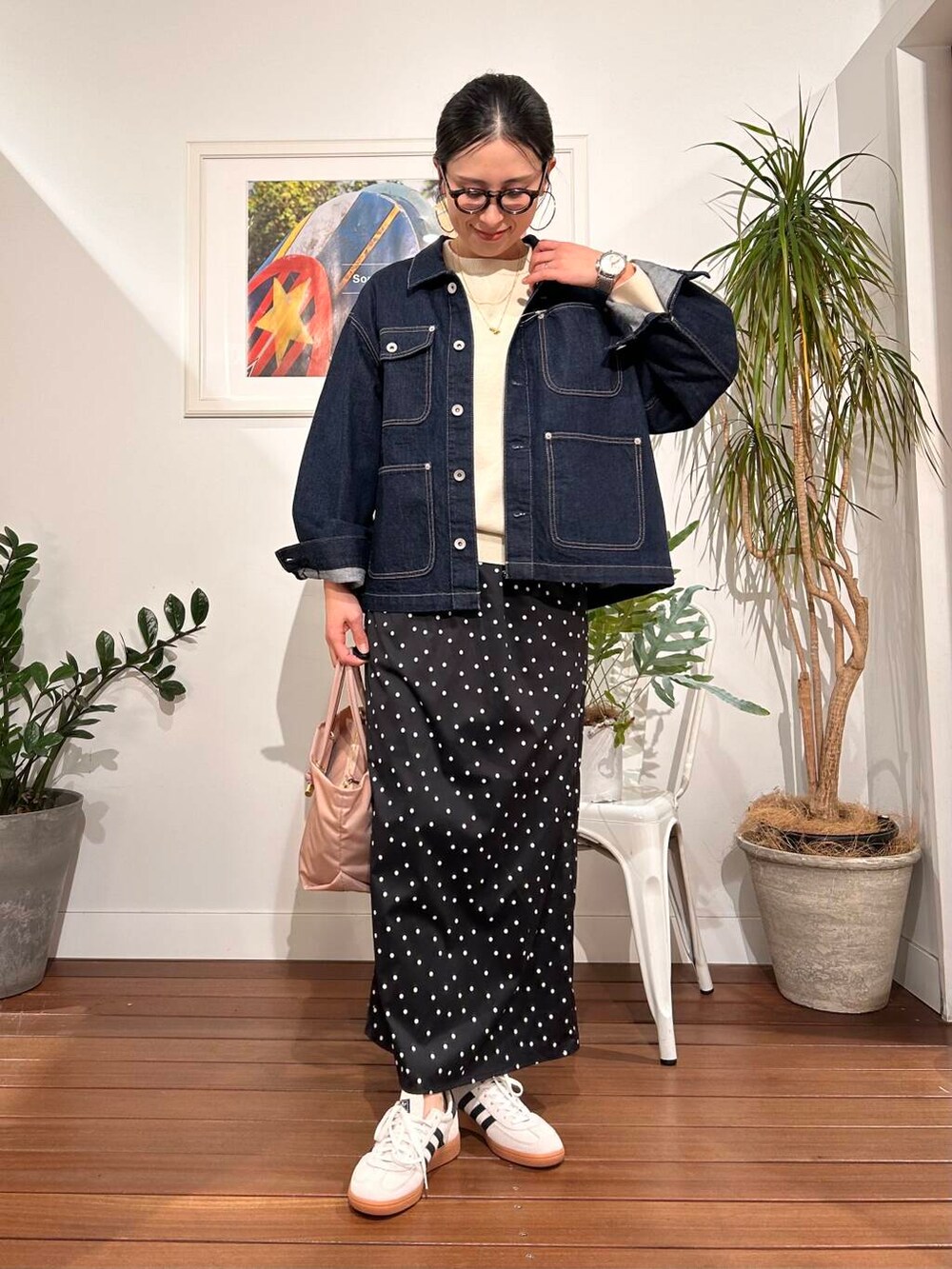 「シンプル、大人カジュアル、デニム、ママコーデ、春アウター、アラフォーコーデ、デニムシャツ、楽ちん、30代コーデ、高身長、アラフォー、イエベ、骨格ナチュラル、ママの体型カバー_骨盤、ママの体型カバー」|「LAPUISのLapuis Line Coil Heart Necklace A(ネックレス、ゴールド系)」を使った、横内さん(レディース・164cm)の冬コーディネートの5枚目の写真