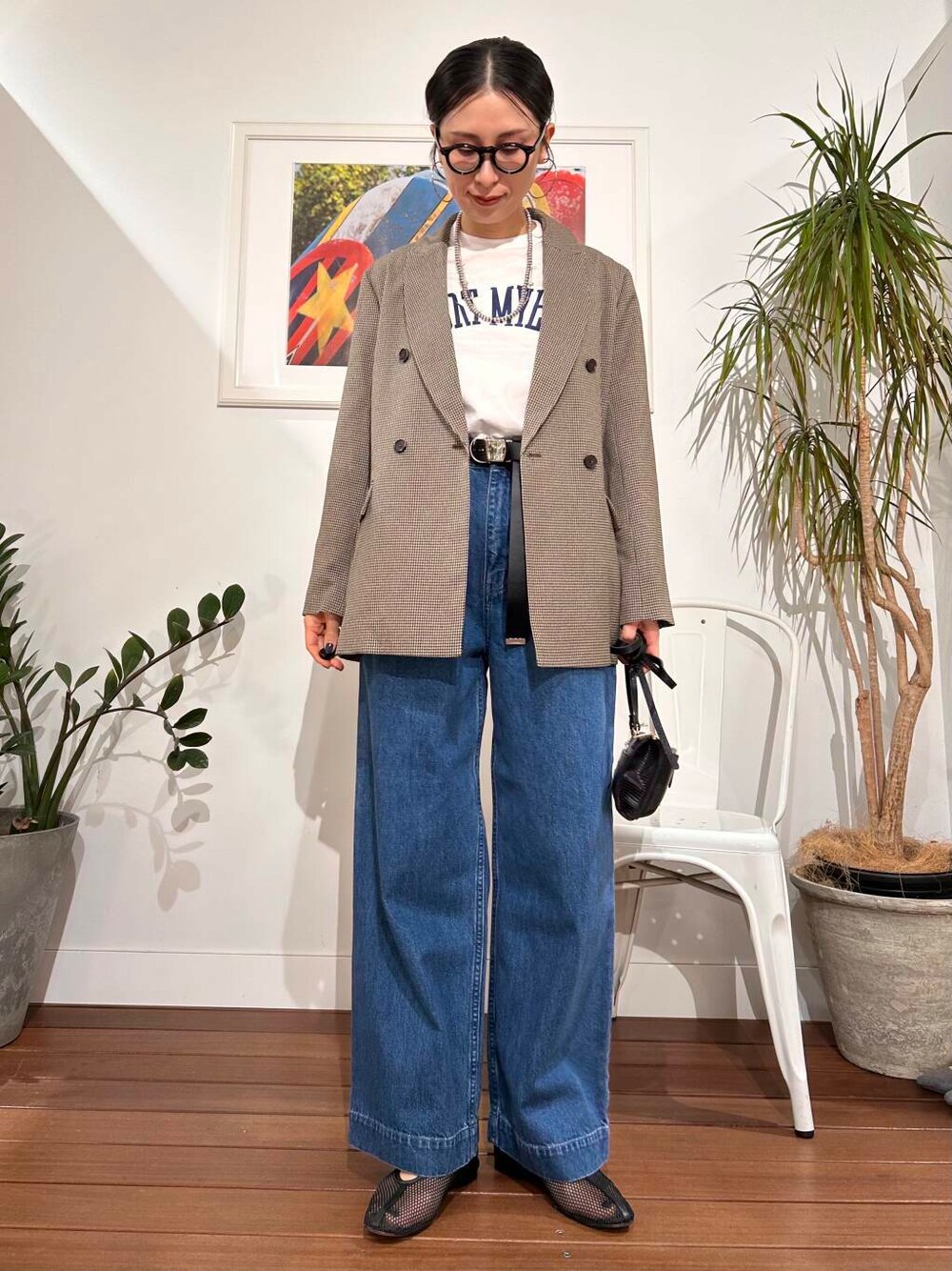 「シンプル、大人カジュアル、ママコーデ、アラフォーコーデ、楽ちん、30代コーデ、高身長、アラフォー、イエベ、骨格ナチュラル、ママの体型カバー_骨盤、ママの体型カバー、ナチュラル×イエベ春、春のジャケットスタイル、イエベ×骨格ナチュラル」|「VIOLAd'OROのVIOLAd’ORO ADRIA V-1326(財布、ブラック系)」を使った、横内さん(レディース・164cm)の春コーディネートの2枚目の写真