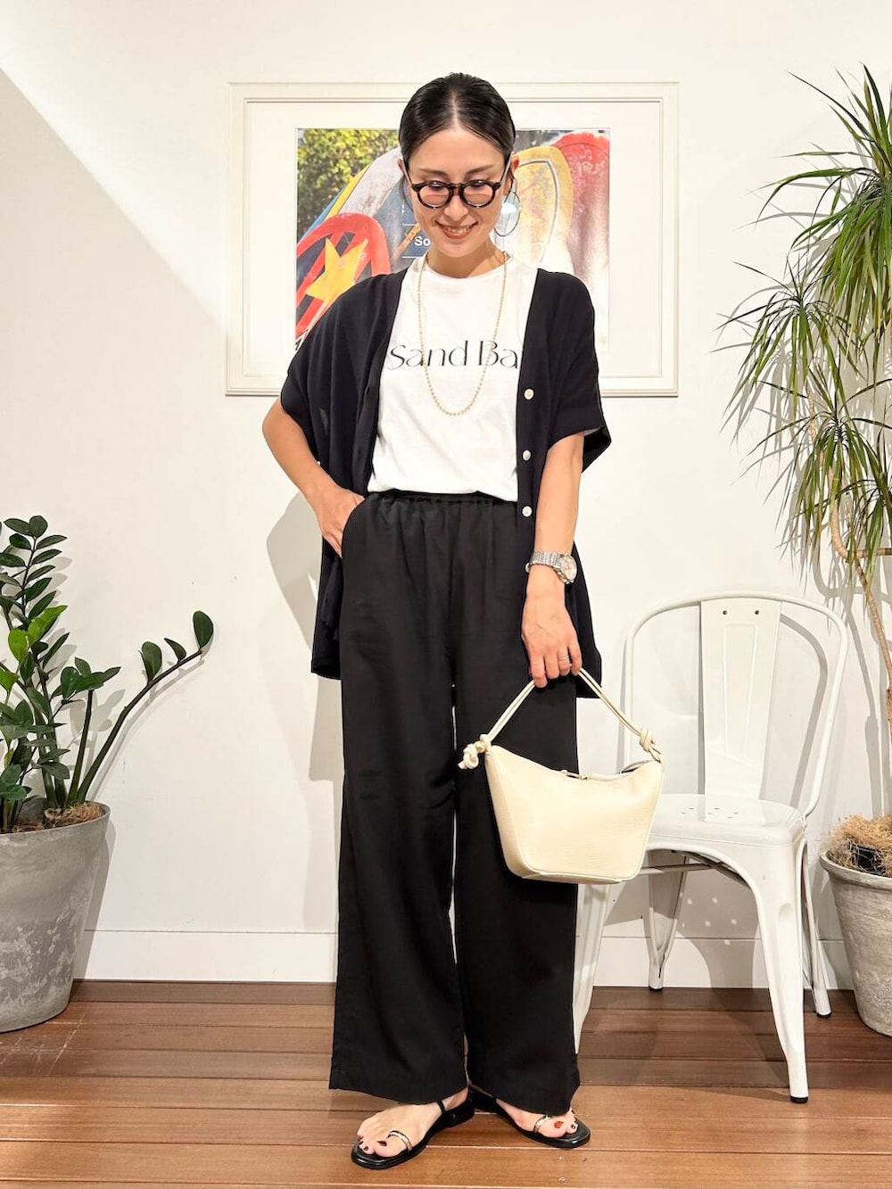 「モノトーン、ママコーデ、ナチュラル、夏コーデ、サマーニット、30代、お出かけコーデ、骨格ナチュラル、ナチュラル×きれいめ、洒落見えカットソーコーデ、一枚で決まるtシャツ、私の選んだセールアイテム25ss」|「AULENTTIのAULENTTI 2WAYショルダーバッグ(ショルダーバッグ、ホワイト系)」を使った、横内さん(レディース・164cm)の夏コーディネートの5枚目の写真