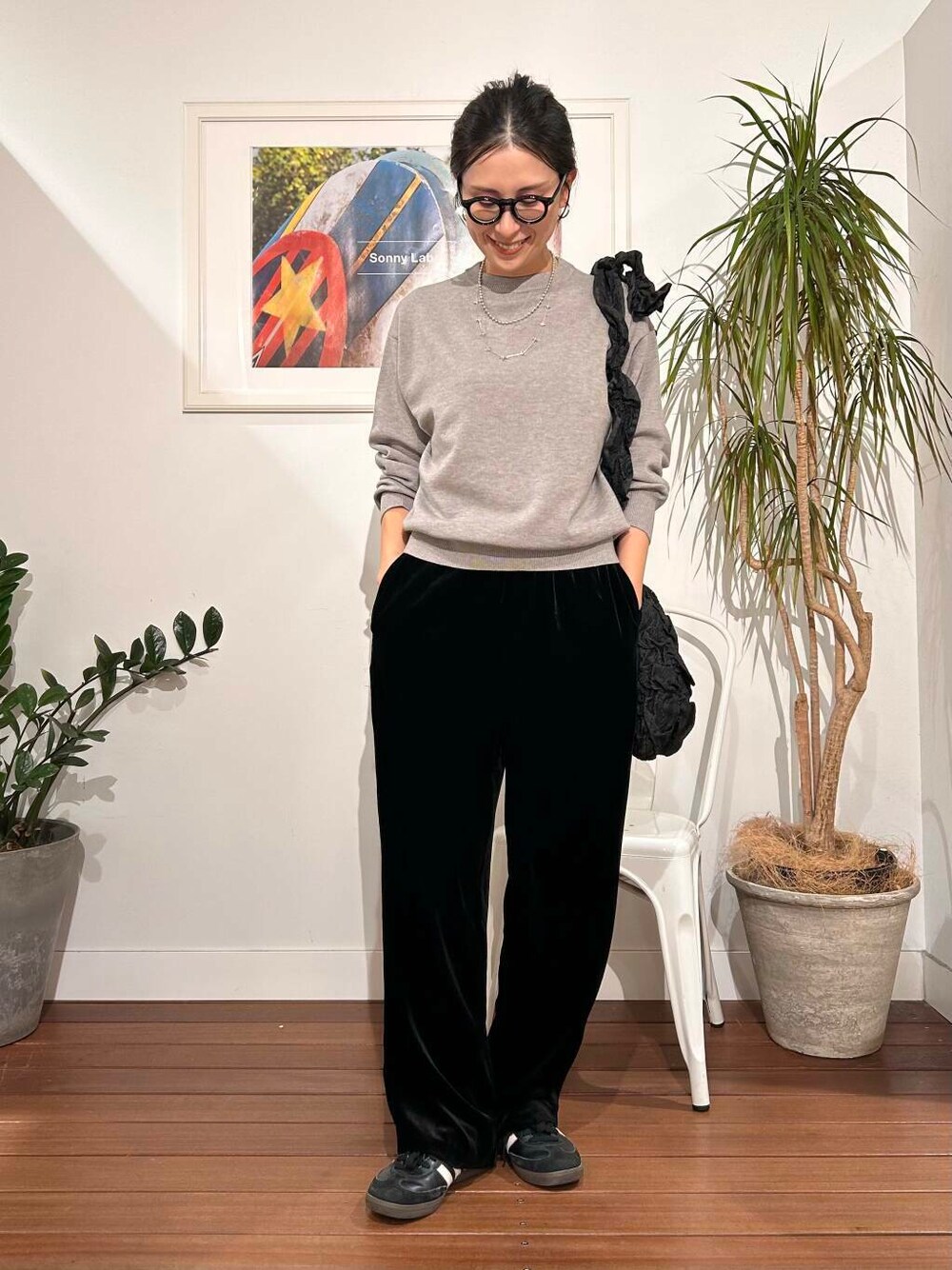 「シンプル、大人カジュアル、ママコーデ、シンプルコーデ、アラフォーコーデ、楽ちん、30代コーデ、高身長、アラフォー、イエベ、骨格ナチュラル、ママの体型カバー_骨盤、ママの体型カバー、スタッフのこれ買いました、200日ニット」|「かぐれのシルクレーヨンベルベットイージーパンツ(その他パンツ、ブラック系)」を使った、横内さん(レディース・164cm)の冬コーディネートの4枚目の写真