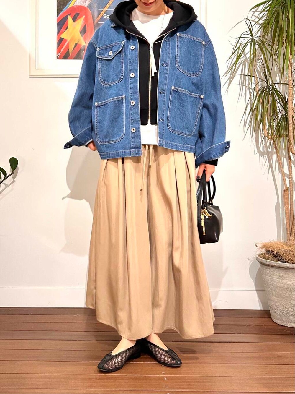 「シンプル、大人カジュアル、ママコーデ、アラフォーコーデ、楽ちん、30代コーデ、高身長、アラフォー、イエベ、骨格ナチュラル、ママの体型カバー_骨盤、ママの体型カバー、イエベ×骨格ナチュラル、春のジャケットコーデ」|「VIOLAd'OROのVIOLAd’ORO VOGUE V-1566(ハンドバッグ、ブラック系)」を使った、横内さん(レディース・164cm)の春コーディネートの6枚目の写真