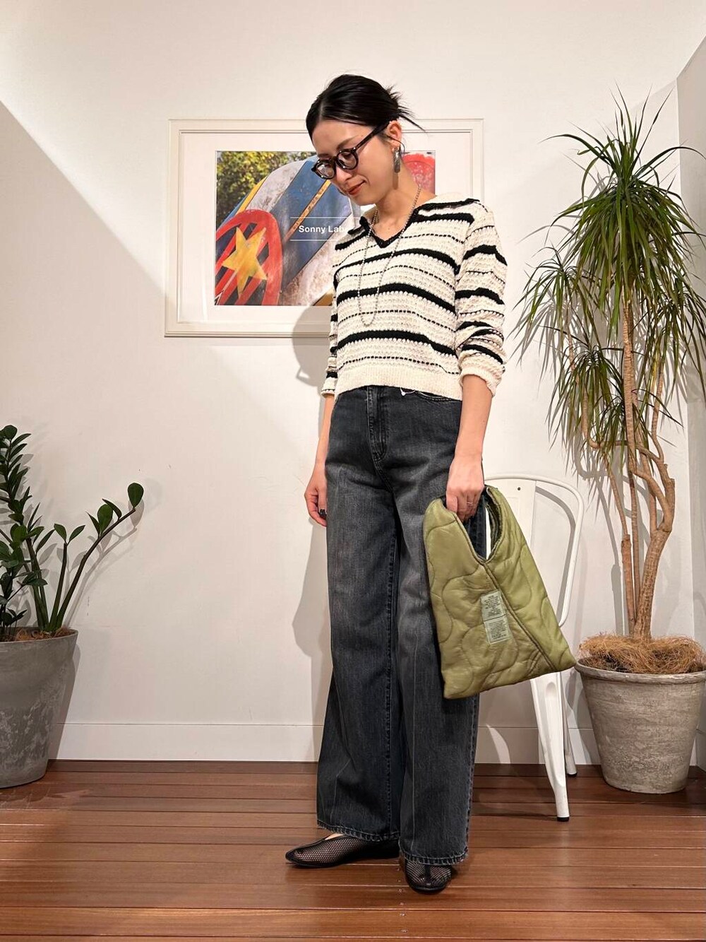 「シンプル、大人カジュアル、ママコーデ、アラフォーコーデ、楽ちん、30代コーデ、高身長、アラフォー、イエベ、春カラーコーデ、骨格ナチュラル、ママの体型カバー_骨盤、ママの体型カバー、イエベ×骨格ナチュラル」｜「REMMEのREMME　メッシュフラットシューズ（その他シューズ、ブラック系）」を使った、横内さん（レディース・164cm）の春コーディネートの4枚目の写真