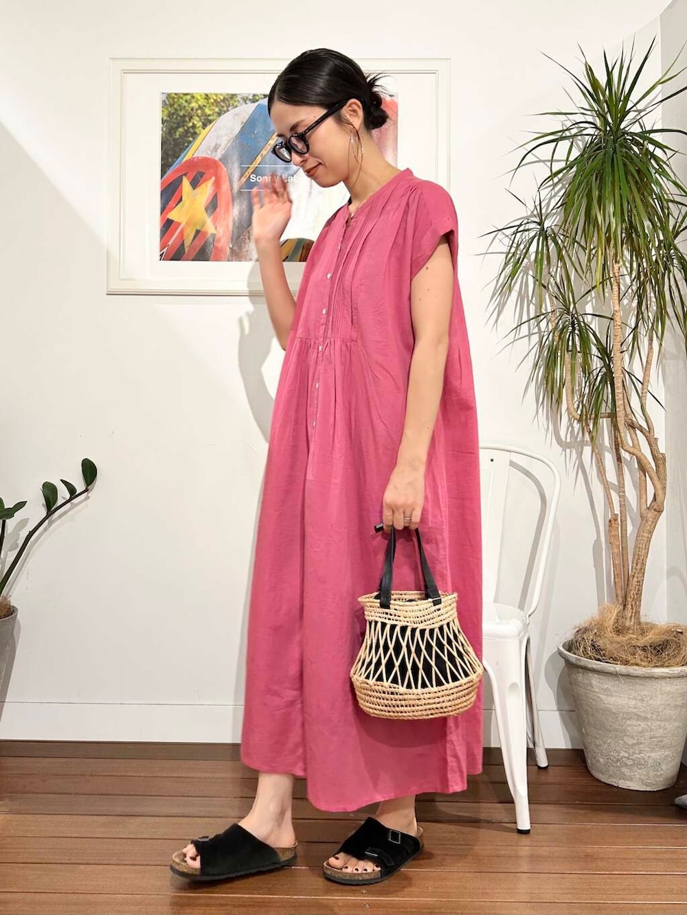 「ワンピース、ママコーデ、アラフォーコーデ、30代」｜「URBAN RESEARCH Sonny Labelのエアリーコットンピンタックワンピース（ワンピース、ピンク系）」を使った、横内さん（レディース・164cm）の夏コーディネートの3枚目の写真
