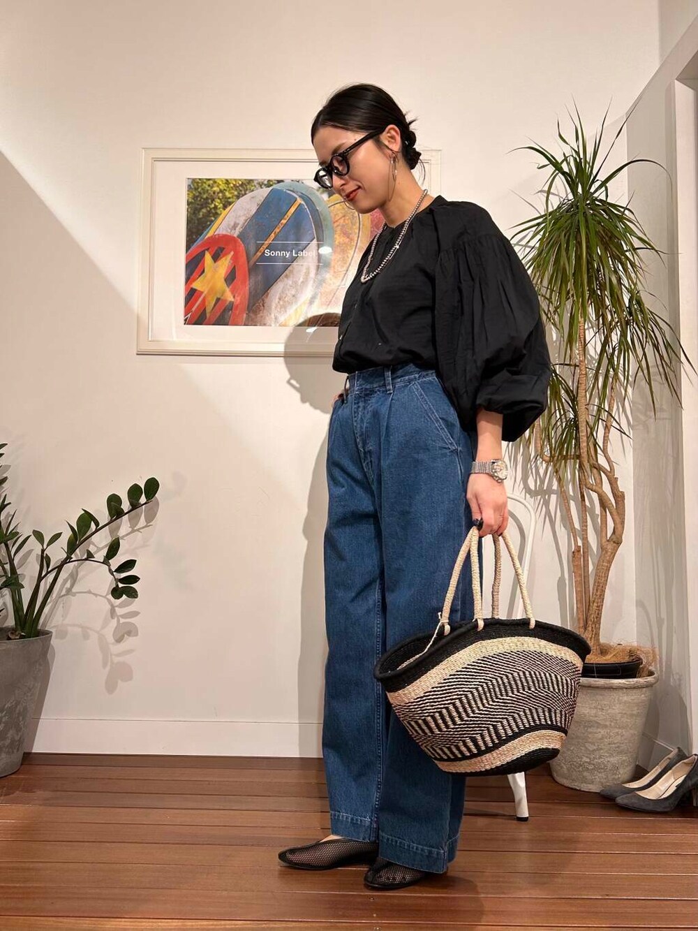 「シンプル、大人カジュアル、ママコーデ、アラフォーコーデ、楽ちん、30代コーデ、高身長、アラフォー、イエベ、骨格ナチュラル、ママの体型カバー_骨盤、ママの体型カバー、ナチュラル×イエベ春、イエベ×骨格ナチュラル、ブラウスが主役の春コーデ」｜「REMMEのREMME　メッシュフラットシューズ（その他シューズ、ブラック系）」を使った、横内さん（レディース・164cm）の春コーディネートの5枚目の写真