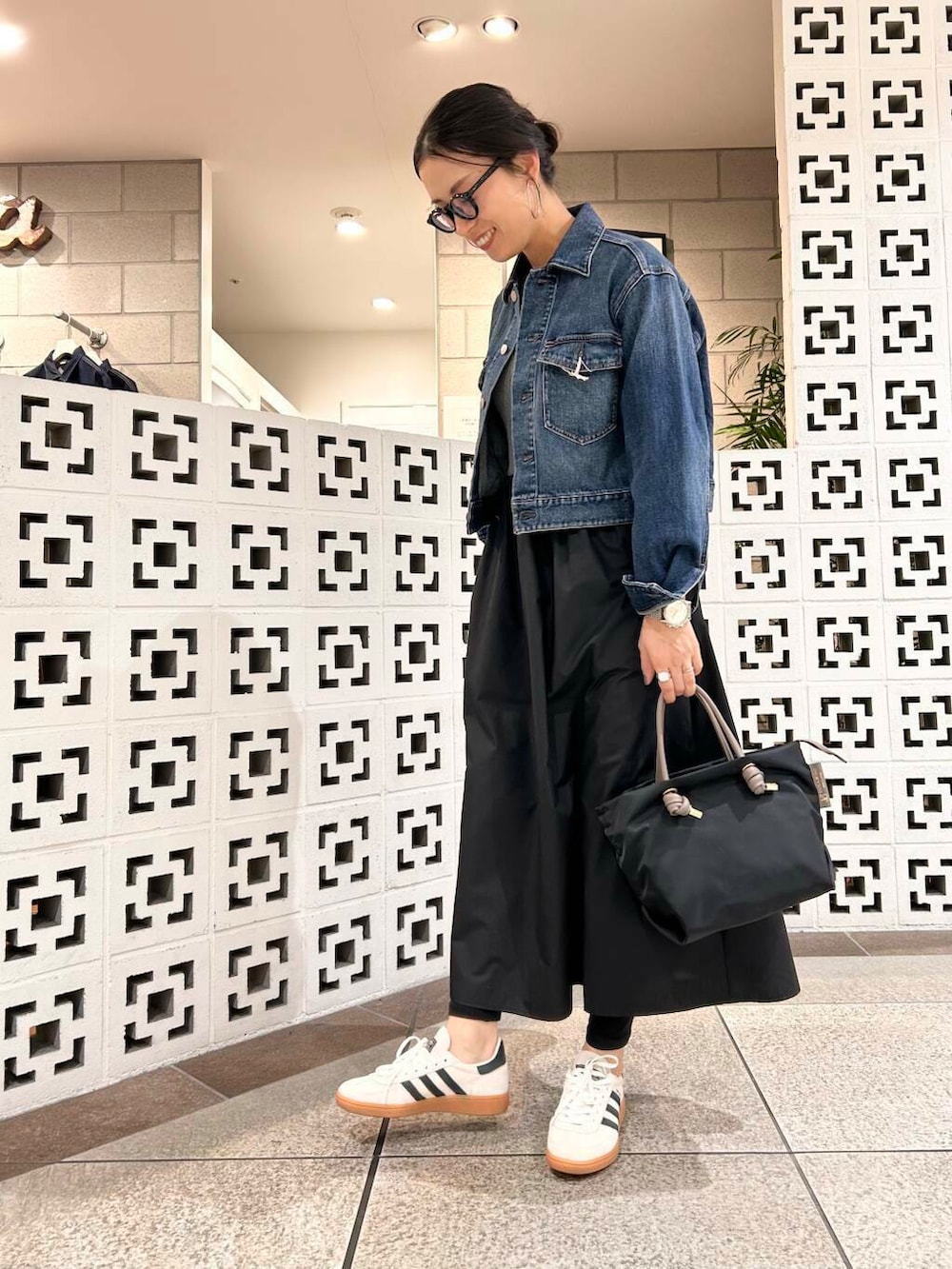 「シンプル、大人カジュアル、デニム、ママコーデ、春アウター、アラフォーコーデ、デニムシャツ、楽ちん、30代コーデ、高身長、アラフォー、イエベ、骨格ナチュラル、ママの体型カバー_骨盤、ママの体型カバー」｜「Healthy denimのHealthy DENIM　Dates（デニムジャケット、ブルー系）」を使った、横内さん（レディース・164cm）の冬コーディネートの4枚目の写真
