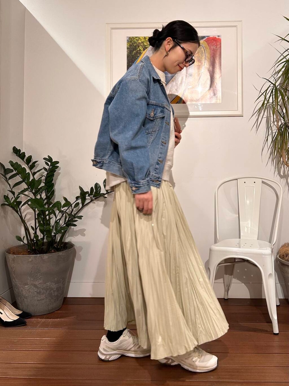 「シンプル、大人カジュアル、ママコーデ、シンプルコーデ、アラフォーコーデ、楽ちん、30代コーデ、高身長、アラフォー、イエベ、骨格ナチュラル、ママの体型カバー_骨盤、ママの体型カバー、飲み会コーデ、大人のスウェットコーデ」|「URBAN RESEARCH Sonny Labelのパールコイン二連ネックレス(ネックレス、ゴールド系)」を使った、横内さん(レディース・164cm)の冬コーディネートの4枚目の写真