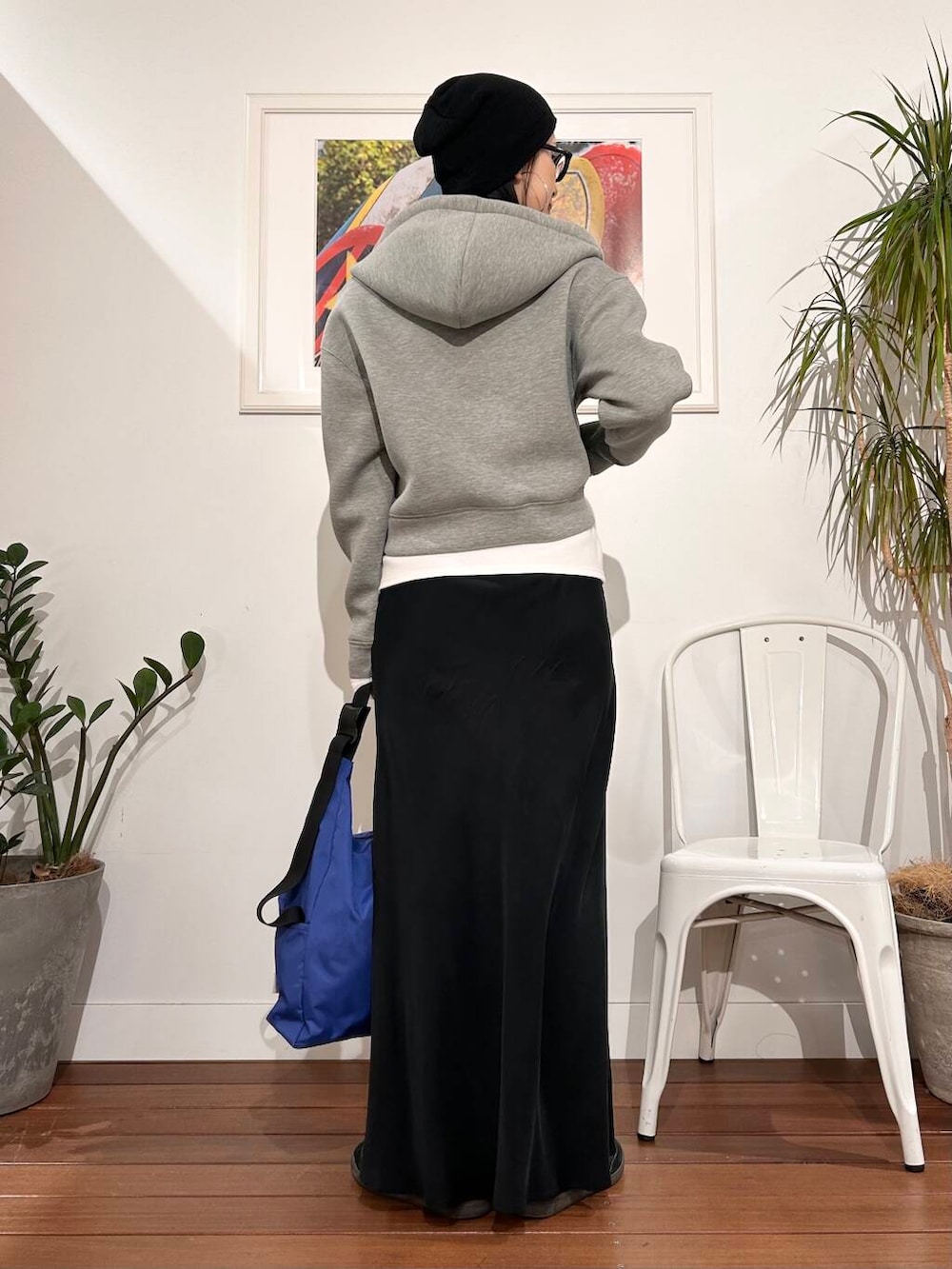 「シンプル、大人カジュアル、ママコーデ、アラフォーコーデ、楽ちん、30代コーデ、高身長、アラフォー、イエベ、骨格ナチュラル、ママの体型カバー_骨盤、ママの体型カバー、イエベ×骨格ナチュラル」|「URBAN RESEARCH DOORSのSSロールワッチ(ニットキャップ/ビーニー、ブラック系)」を使った、横内さん(レディース・164cm)の春コーディネートの3枚目の写真