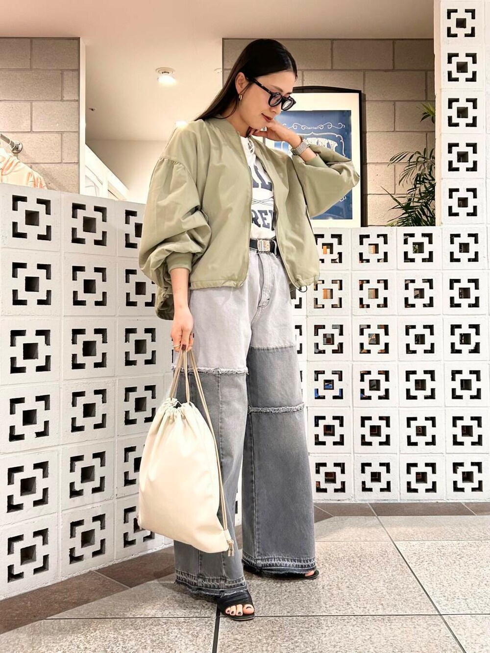 「シンプル、大人カジュアル、ママコーデ、アラフォーコーデ、楽ちん、30代コーデ、高身長、アラフォー、イエベ、骨格ナチュラル、ママの体型カバー_骨盤、ママの体型カバー、春アウターコーデ、イエベ×骨格ナチュラル」|「URBAN RESEARCH Sonny Labelのエンボスロゴナップサック(バックパック/リュック、ホワイト系)」を使った、横内さん(レディース・164cm)の春コーディネートの2枚目の写真