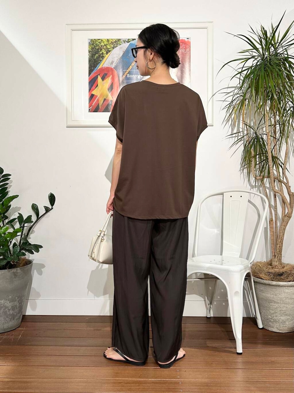「ママコーデ、アラフォーコーデ、30代、40代、旅行コーデ、アラフォー、骨格ナチュラル、暑い、ナチュラル×きれいめ、洒落見えイージーパンツ×サンダル、私が選ぶセールアイテム25ss」｜「VIOLAd'OROのVIOLAd’ORO　VOGUE V-1566（ハンドバッグ、ホワイト系）」を使った、横内さん（レディース・164cm）の夏コーディネートの3枚目の写真
