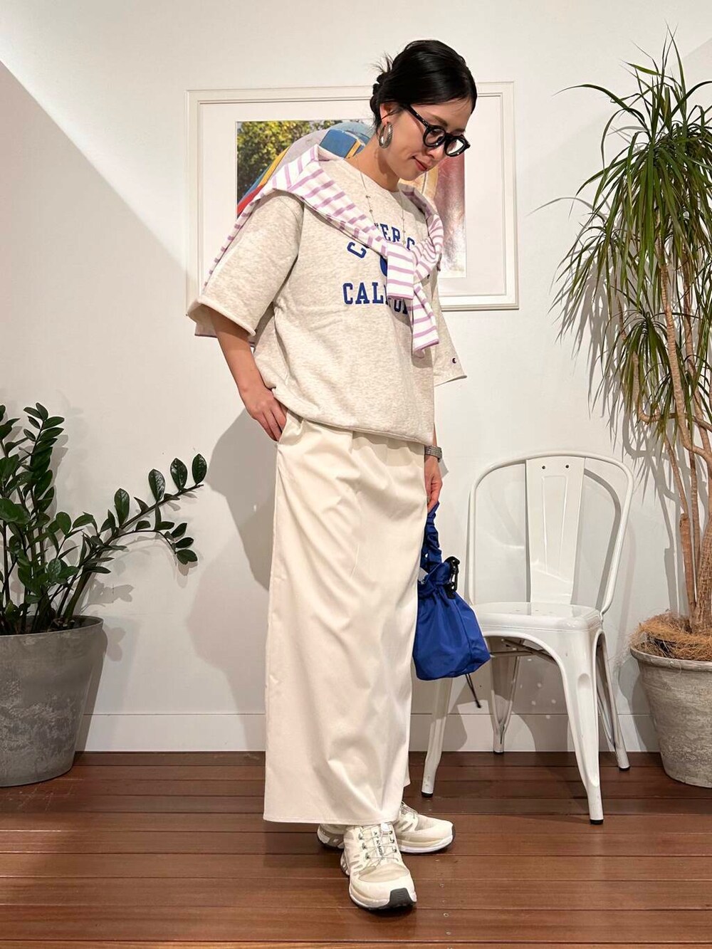 「シンプル、大人カジュアル、ママコーデ、アラフォーコーデ、楽ちん、30代コーデ、高身長、アラフォー、イエベ、骨格ナチュラル、ママの体型カバー_骨盤、ママの体型カバー、イエベ×骨格ナチュラル」｜「URBAN RESEARCH Sonny Labelのドットアソートストレートスカート（スカート、ホワイト系）」を使った、横内さん（レディース・164cm）の冬コーディネートの2枚目の写真