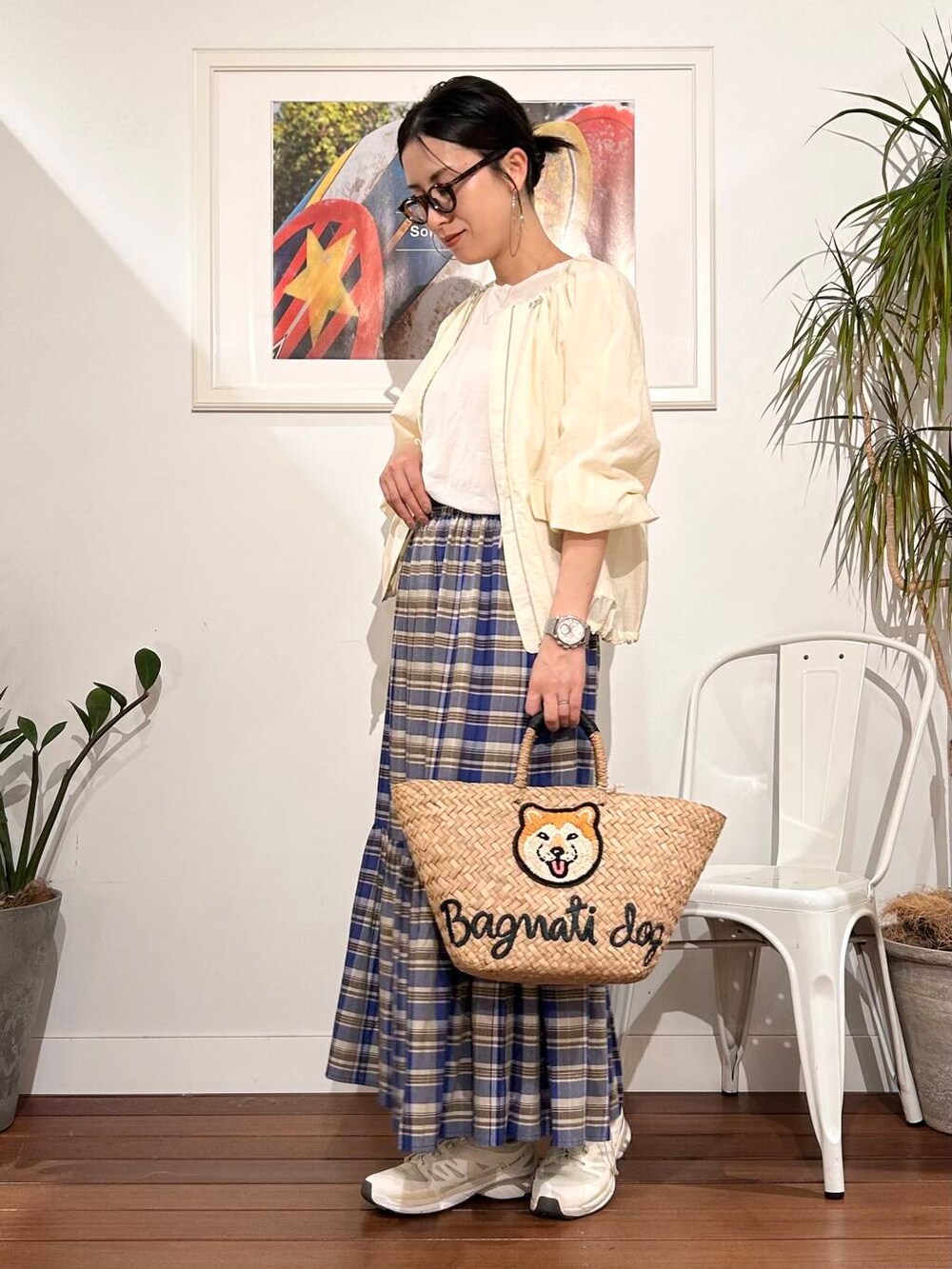 「シンプル、ママコーデ、アラフォーコーデ、楽ちん、30代コーデ、高身長、アラフォー、イエベ、骨格ナチュラル、ママの体型カバー_骨盤、ママの体型カバー、初夏のお出掛けコーデ、イエベ×骨格ナチュラル」|「URBAN RESEARCH Sonny Labelのノーカラーギャザーブルゾン(ブルゾン、ホワイト系)」を使った、横内さん(レディース・164cm)の春コーディネートの5枚目の写真