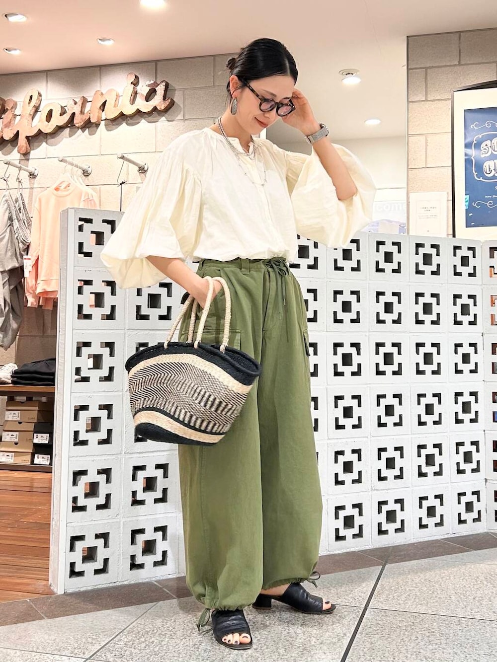 「シンプル、大人カジュアル、ママコーデ、アラフォーコーデ、楽ちん、30代コーデ、高身長、アラフォー、イエベ、骨格ナチュラル、ママの体型カバー_骨盤、ママの体型カバー、イエベ×骨格ナチュラル、ブラウスが主役の春コーデ」｜「URBAN RESEARCH Sonny Labelのエアリーコットンボイルギャザーブラウス（シャツ/ブラウス、ホワイト系）」を使った、横内さん（レディース・164cm）の春コーディネートの2枚目の写真