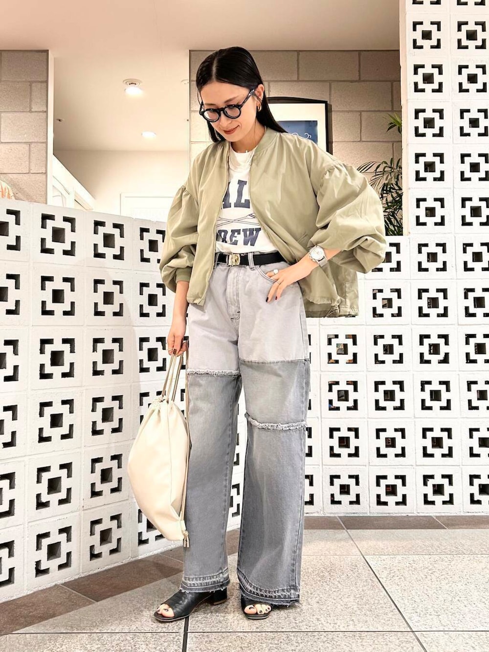 「シンプル、大人カジュアル、ママコーデ、アラフォーコーデ、楽ちん、30代コーデ、高身長、アラフォー、イエベ、骨格ナチュラル、ママの体型カバー_骨盤、ママの体型カバー、春アウターコーデ、イエベ×骨格ナチュラル」|「URBAN RESEARCH Sonny Labelのエンボスロゴナップサック(バックパック/リュック、ホワイト系)」を使った、横内さん(レディース・164cm)の春コーディネートの4枚目の写真