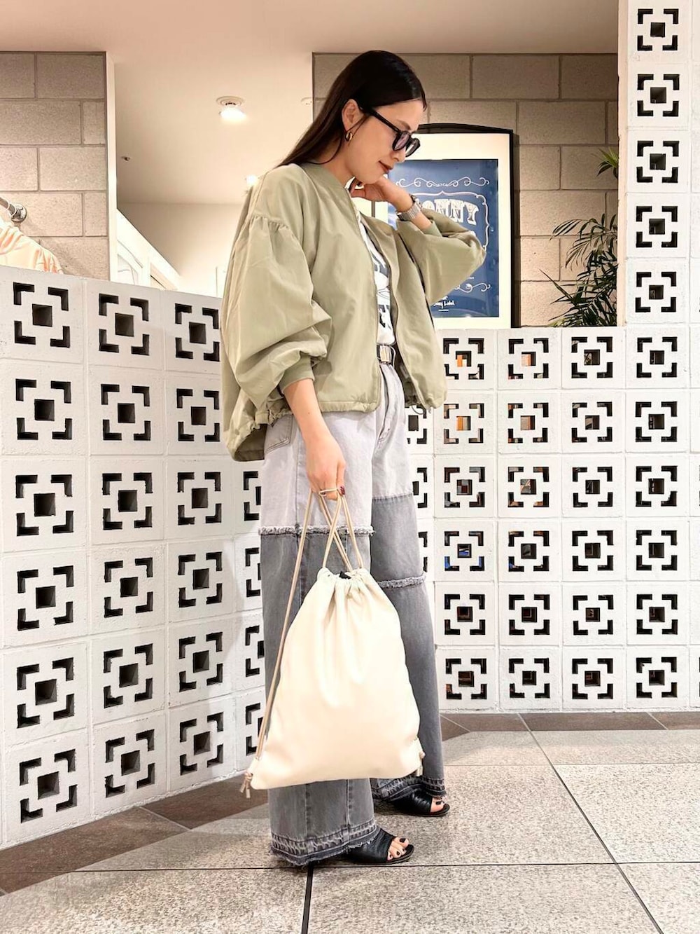 「シンプル、大人カジュアル、ママコーデ、アラフォーコーデ、楽ちん、30代コーデ、高身長、アラフォー、イエベ、骨格ナチュラル、ママの体型カバー_骨盤、ママの体型カバー、春アウターコーデ、イエベ×骨格ナチュラル」|「URBAN RESEARCH Sonny Labelのエンボスロゴナップサック(バックパック/リュック、ホワイト系)」を使った、横内さん(レディース・164cm)の春コーディネートの5枚目の写真