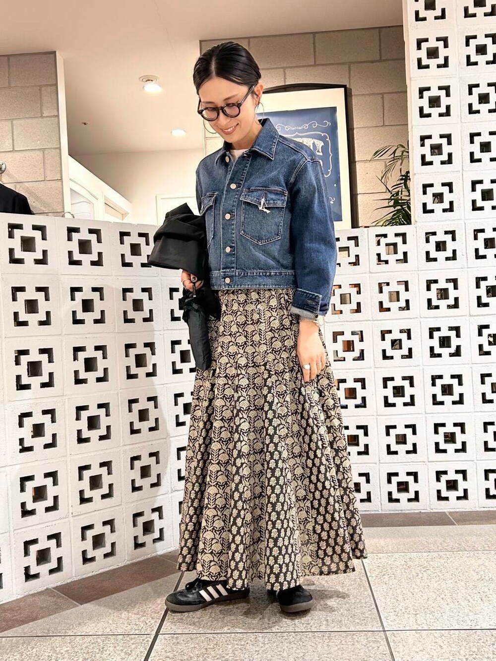 「大人カジュアル、ママコーデ、楽ちん、30代コーデ、高身長、アラフォー、骨格ナチュラル、ママの体型カバー_骨盤、ママの体型カバー、春アウターコーデ、イエベ×骨格ナチュラル」|「Healthy denimのHealthy DENIM Dates(デニムジャケット、ブルー系)」を使った、横内さん(レディース・164cm)の春コーディネートの6枚目の写真