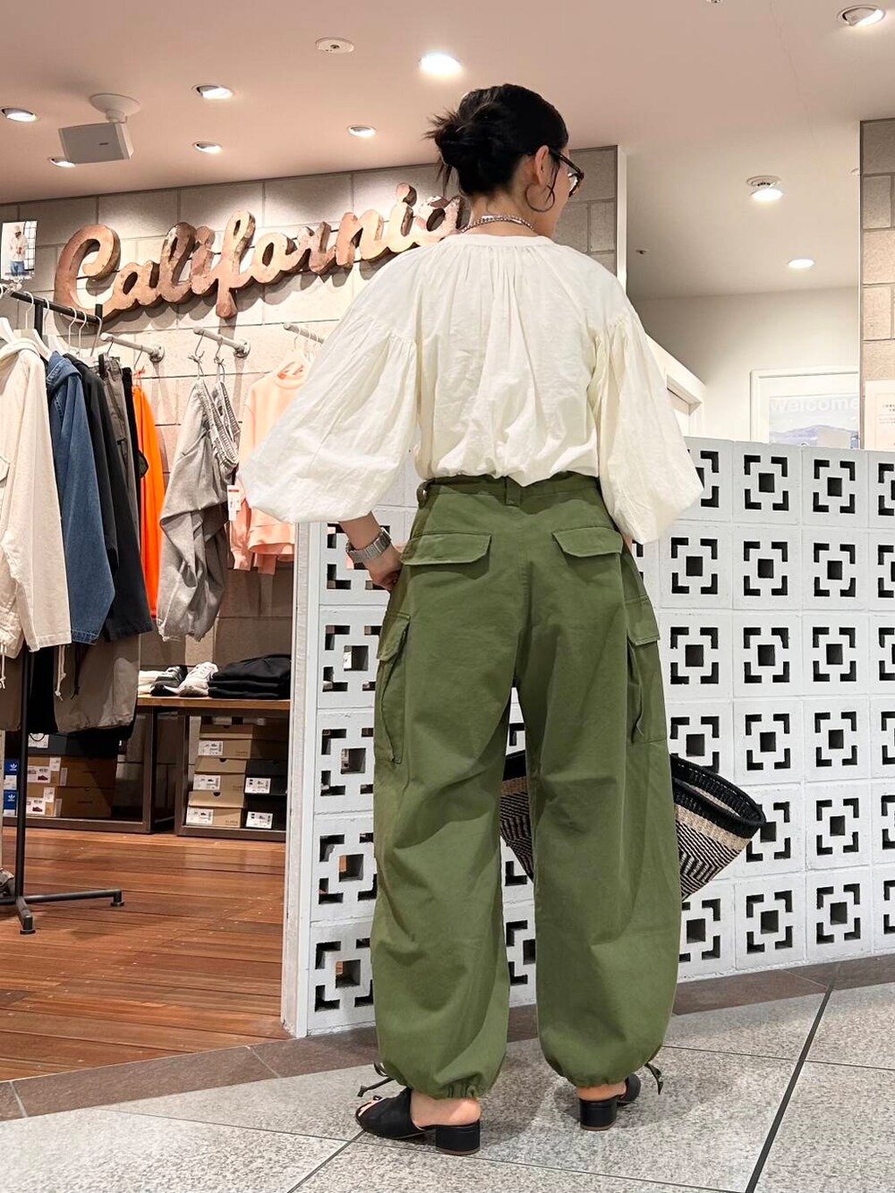 「シンプル、大人カジュアル、ママコーデ、アラフォーコーデ、楽ちん、30代コーデ、高身長、アラフォー、イエベ、骨格ナチュラル、ママの体型カバー_骨盤、ママの体型カバー、イエベ×骨格ナチュラル、ブラウスが主役の春コーデ」｜「URBAN RESEARCH Sonny Labelのエアリーコットンボイルギャザーブラウス（シャツ/ブラウス、ホワイト系）」を使った、横内さん（レディース・164cm）の春コーディネートの6枚目の写真