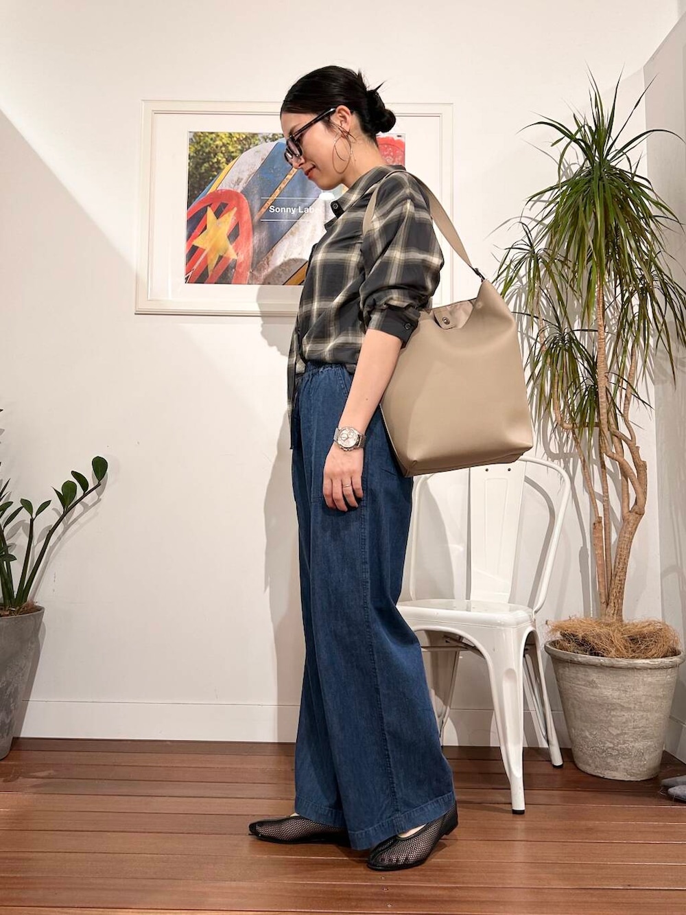 「シンプル、大人カジュアル、ママコーデ、アラフォーコーデ、楽ちん、30代コーデ、高身長、アラフォー、イエベ、春カラーコーデ、骨格ナチュラル、ママの体型カバー_骨盤、ママの体型カバー、イエベ×骨格ナチュラル」|「REMMEのREMME メッシュフラットシューズ(その他シューズ、ブラック系)」を使った、横内さん(レディース・164cm)の春コーディネートの6枚目の写真