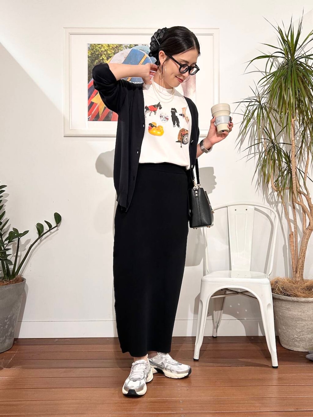 「シンプル、大人カジュアル、ママコーデ、サマーニット、アラフォーコーデ、30代、サンダルコーデ、楽ちん、30代コーデ、高身長、アラフォー、イエベ、骨格ナチュラル、ママの体型カバー_骨盤、ママの体型カバー」｜「AULENTTIのAULENTTI　2WAYバケツ型ショルダーバッグ（ショルダーバッグ、ブラック系）」を使った、横内さん（レディース・164cm）の春コーディネートの4枚目の写真