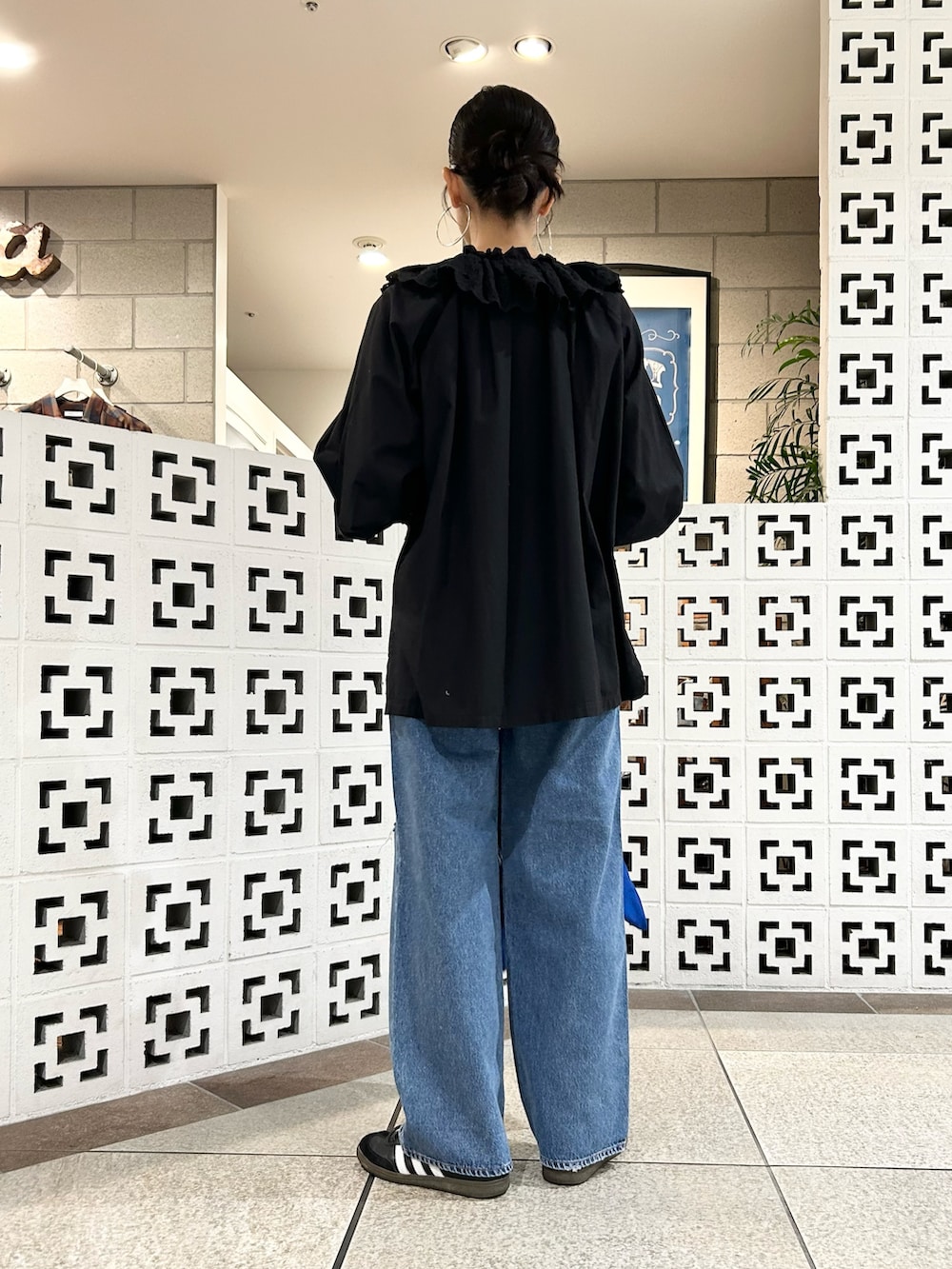 「秋っぽコーデ更新中、お出かけコーデ、秋服準備はじめました、ボリューム袖、デニム、秋コーデ、旬顔デニムコーデ、秋カラー、オフショル」｜「URBAN RESEARCH Sonny Labelのsara mallika　コットンスカラップカラーブラウス（シャツ/ブラウス、ブラック系）」を使った、yokouchiさん（骨格ナチュラル・レディース・164cm）の秋コーディネートの3枚目の写真