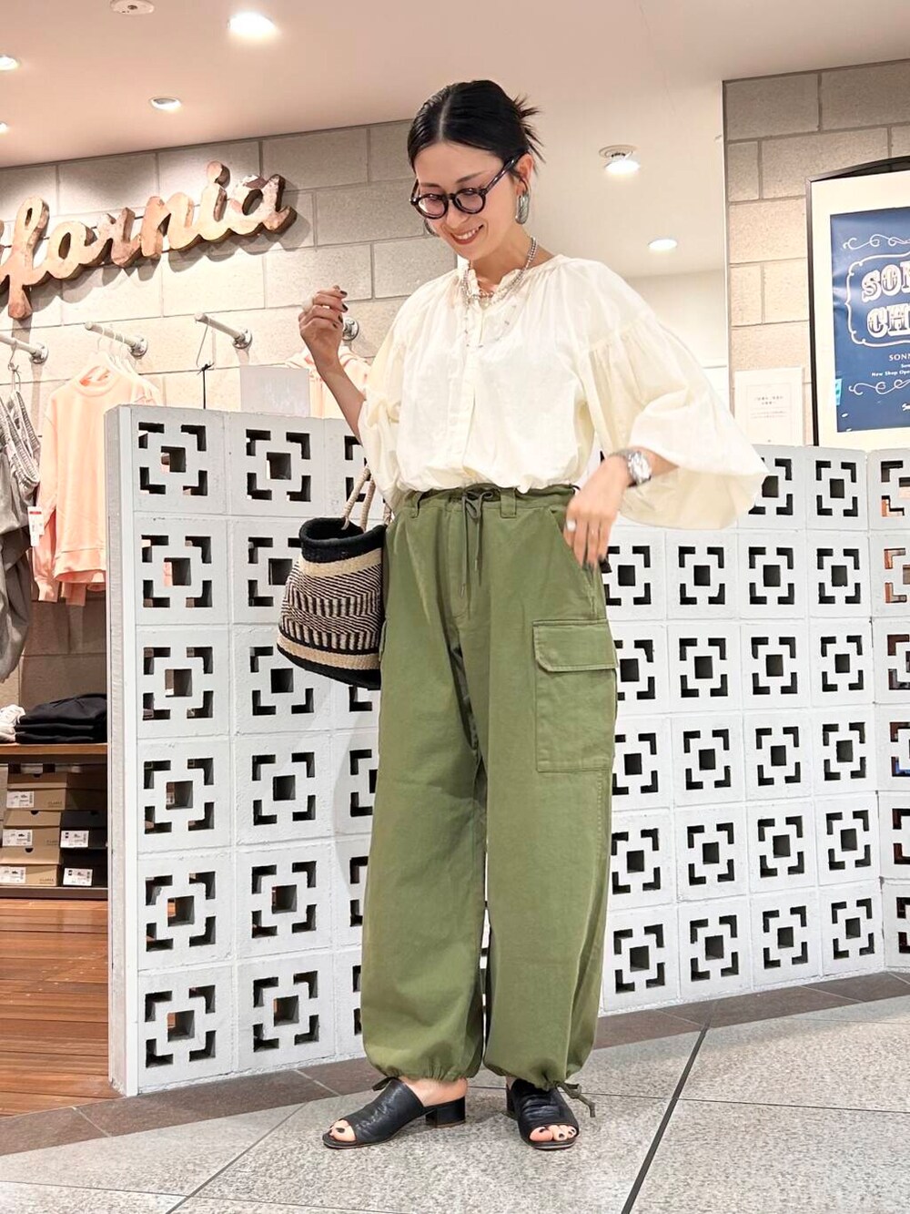 「シンプル、大人カジュアル、ママコーデ、アラフォーコーデ、楽ちん、30代コーデ、高身長、アラフォー、イエベ、骨格ナチュラル、ママの体型カバー_骨盤、ママの体型カバー、イエベ×骨格ナチュラル、ブラウスが主役の春コーデ」｜「URBAN RESEARCH Sonny Labelのエアリーコットンボイルギャザーブラウス（シャツ/ブラウス、ホワイト系）」を使った、横内さん（レディース・164cm）の春コーディネートの4枚目の写真