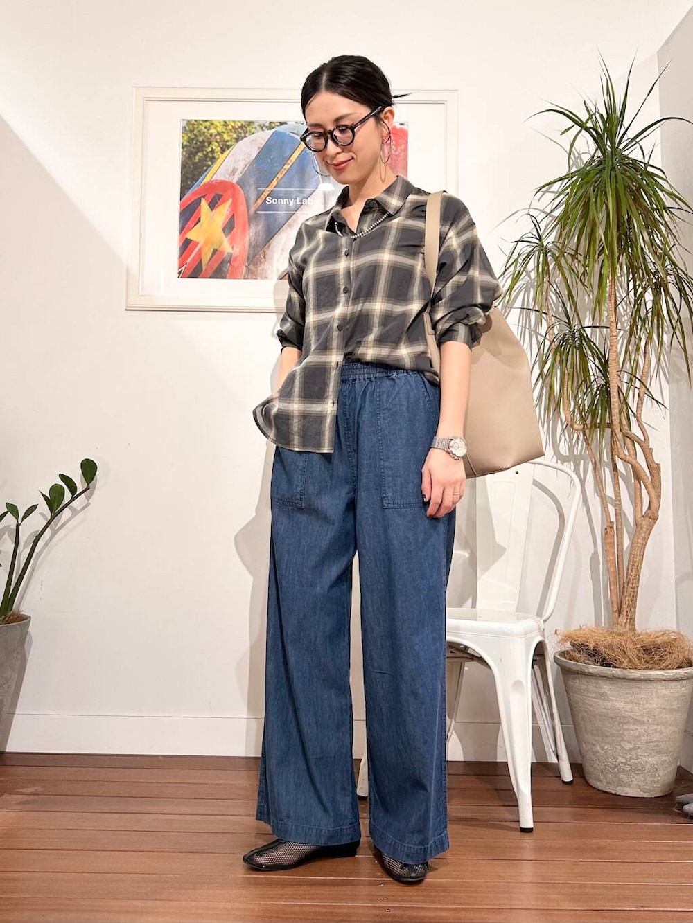 「シンプル、大人カジュアル、ママコーデ、アラフォーコーデ、楽ちん、30代コーデ、高身長、アラフォー、イエベ、春カラーコーデ、骨格ナチュラル、ママの体型カバー_骨盤、ママの体型カバー、イエベ×骨格ナチュラル」|「REMMEのREMME メッシュフラットシューズ(その他シューズ、ブラック系)」を使った、横内さん(レディース・164cm)の春コーディネートの7枚目の写真