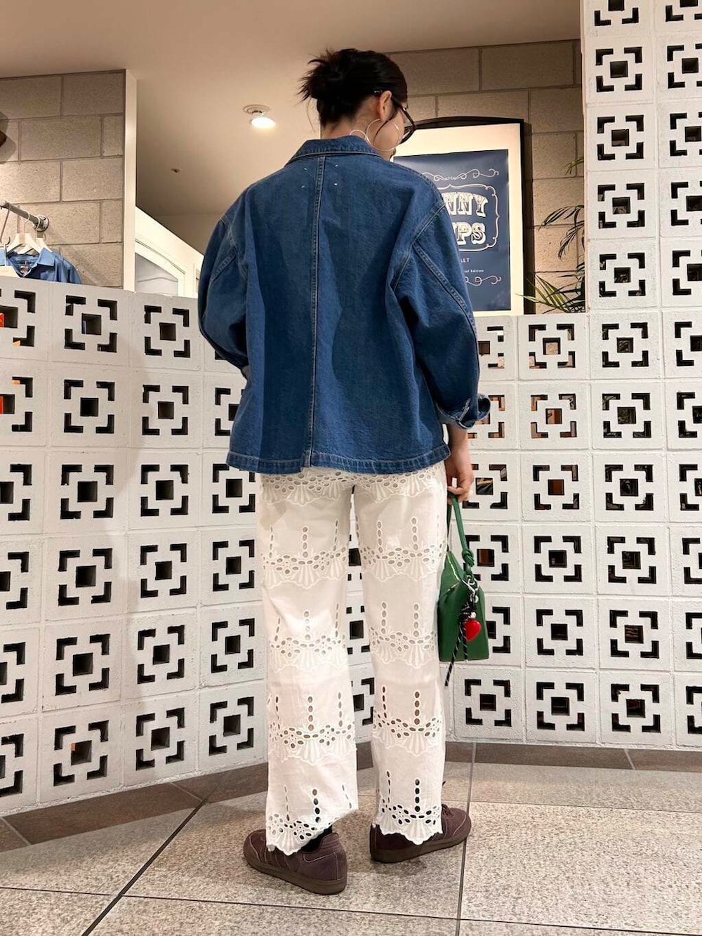 「シンプル、大人カジュアル、ママコーデ、アラフォーコーデ、楽ちん、30代コーデ、高身長、アラフォー、イエベ、骨格ナチュラル、ママの体型カバー_骨盤、ママの体型カバー、イエベ×骨格ナチュラル、春のジャケットコーデ」｜「GOOD ROCK SPEEDのGOOD ROCK SPEED　FORD T-SHIRTS（Tシャツ/カットソー、ホワイト系）」を使った、横内さん（レディース・164cm）の春コーディネートの6枚目の写真