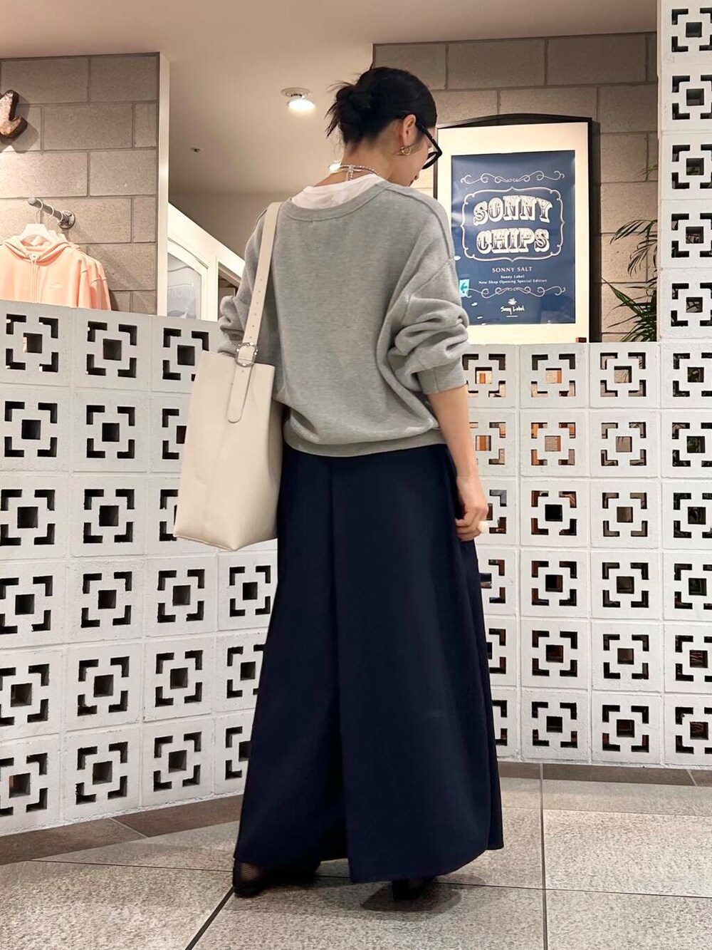 「シンプル、大人カジュアル、ママコーデ、アラフォーコーデ、楽ちん、30代コーデ、高身長、アラフォー、イエベ、春カラーコーデ、骨格ナチュラル、ママの体型カバー_骨盤、ママの体型カバー、イエベ×骨格ナチュラル」|「URBAN RESEARCH DOORSのリネン混シアーロングTシャツ(Tシャツ/カットソー、ホワイト系)」を使った、横内さん(レディース・164cm)の春コーディネートの6枚目の写真